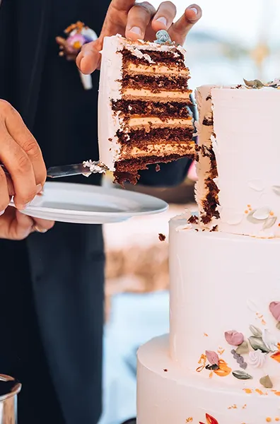 Brautpaar schneidet Hochzeitstorte in Schloss Mattsee an.