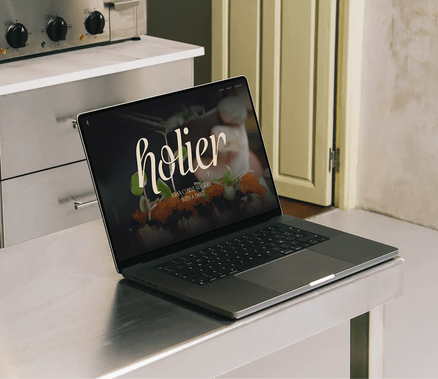 Ordinateur sur un plan de travail de restaurant avec le site Holier