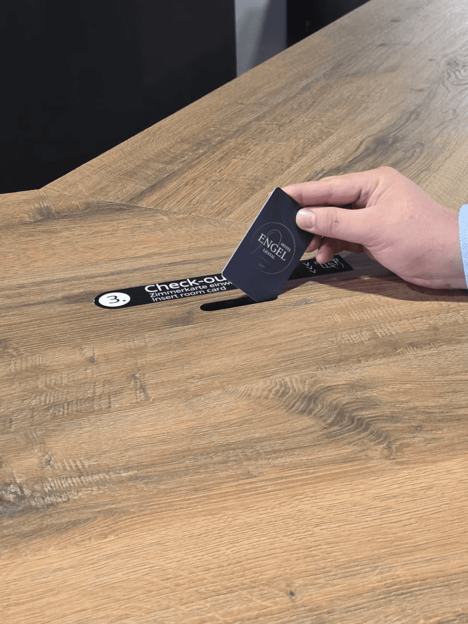 Gast führt Checkout durch in dem er die Karte an der Rezeption einwirft