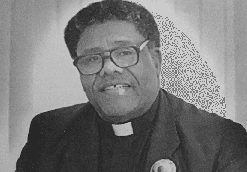 A group of people praticing yoga on the beach in the morning