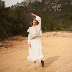 Dans le lookbook de la marque Danoise Another Aspect, le mannequin porte un costume gris et une chemise blanche