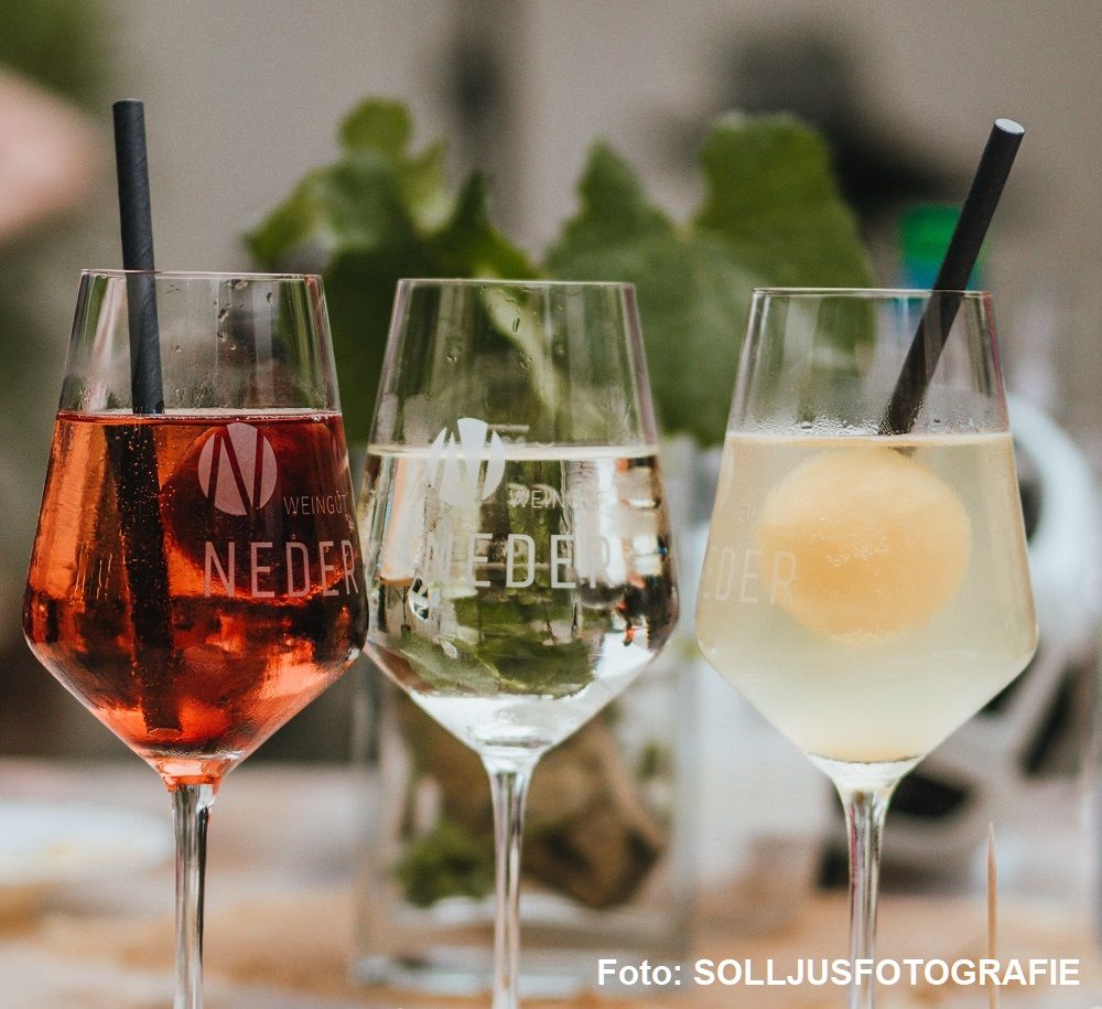 Drei Gläser mit verschiedenen Weinen und Spritz-Getränken beim Sektempfang.