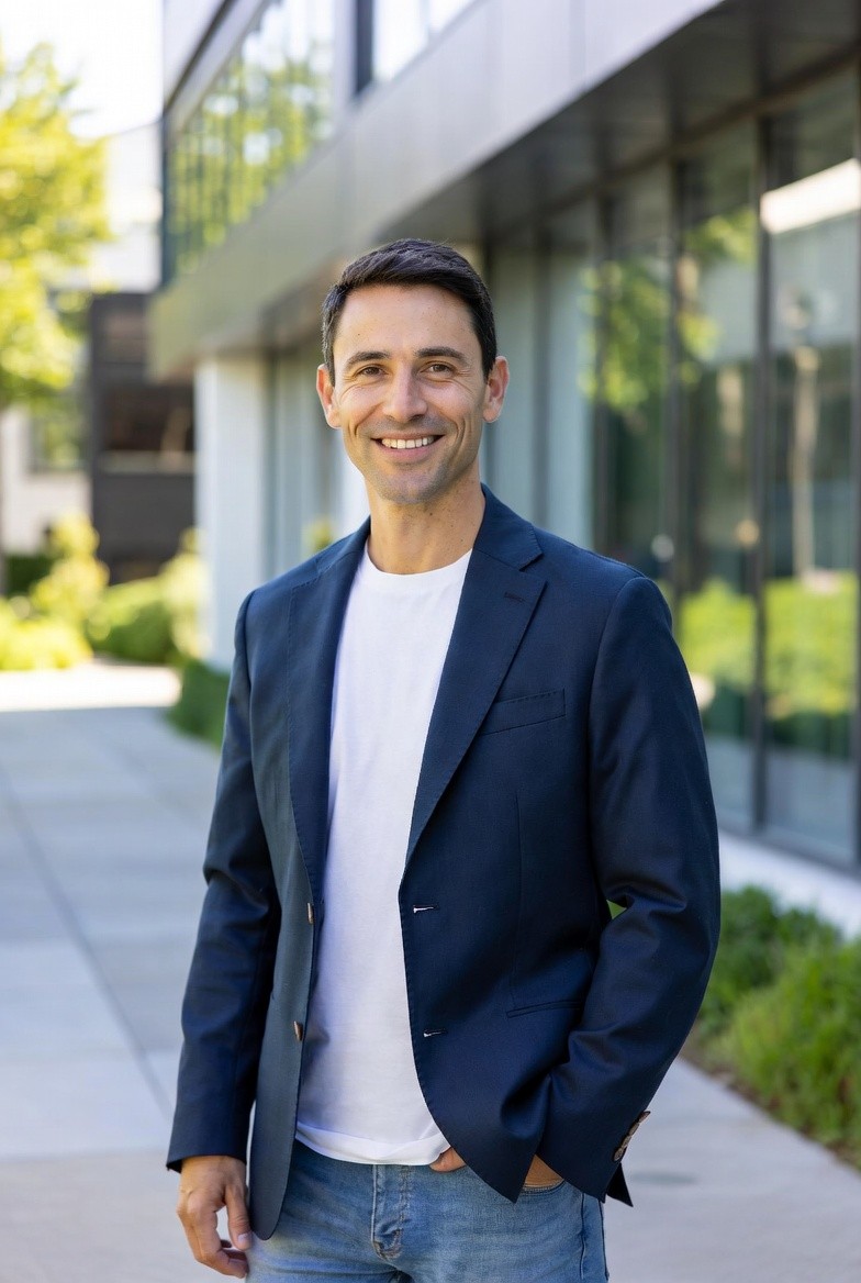 Avatar list showing prompt version history by different creators with status labels.