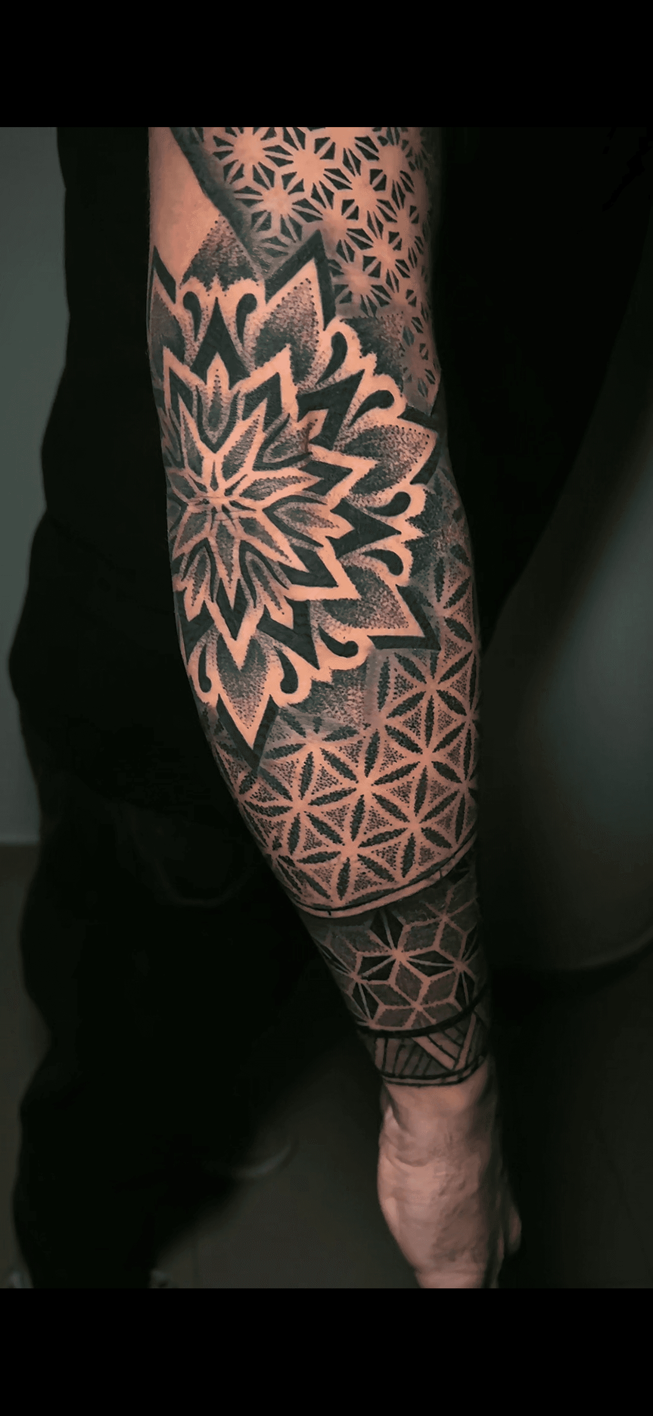 Fine line flower tattoo. Tattoo Studio Reception, Prenzlauer Berg.