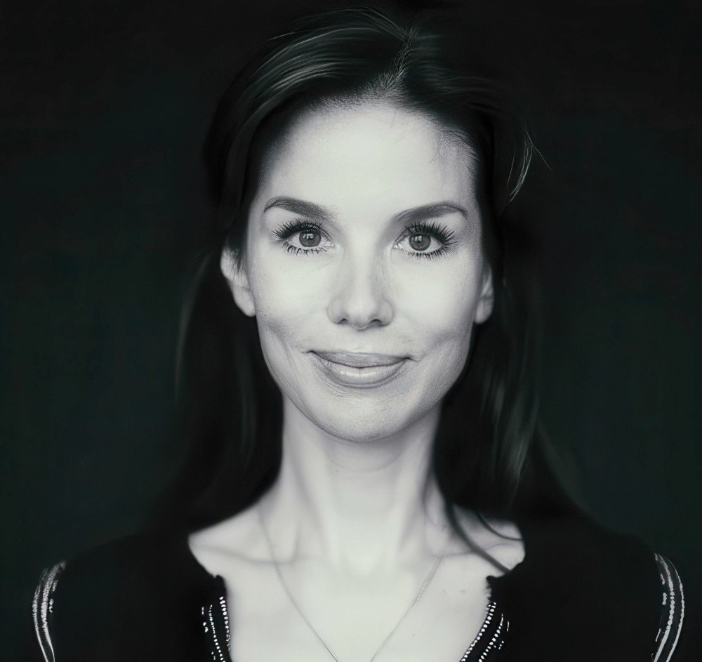 Zwart-wit portretfoto van Emma Geurts, een tevreden 5 Day Fast-deelnemer.