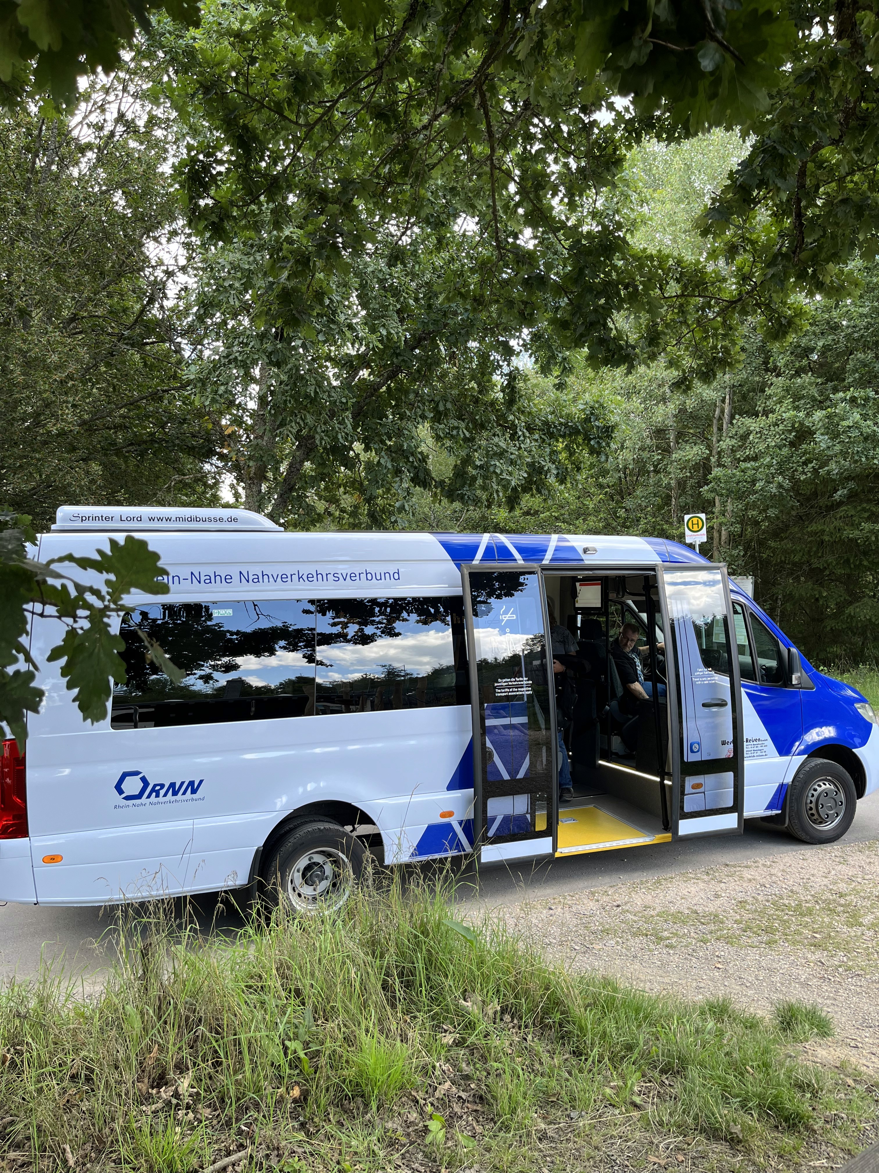 Bus an der Haltestelle vom Campingplatz