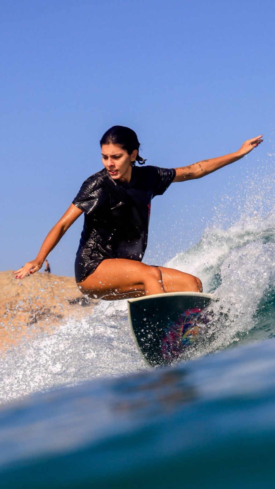 Mulher surfando