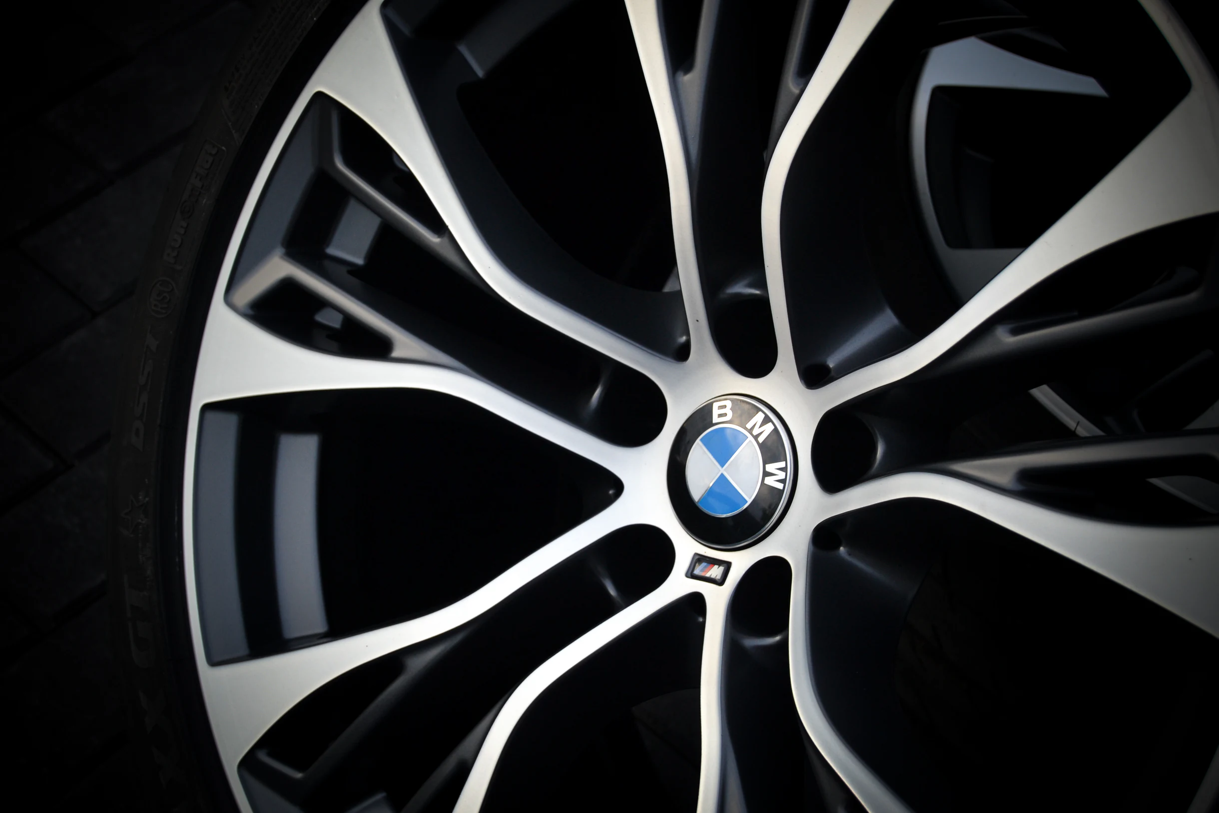 Detail der glanzgedrehten Doppelspeichen und des BMW-Nabendeckels bei AT Plus.