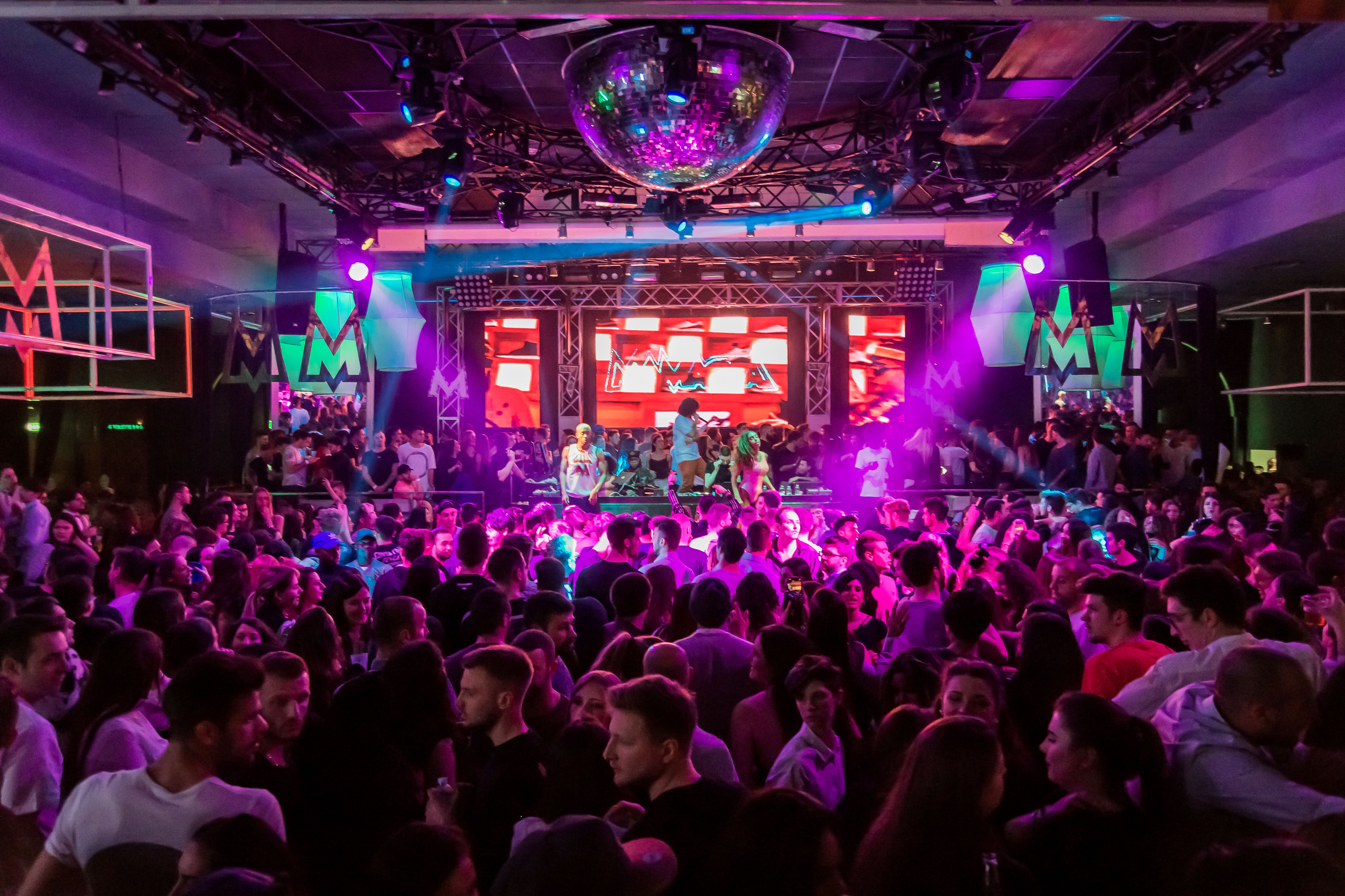 dynamic-crowd-at-a-lively-nightclub-in-mantua,-italy,-with-vibrant-lights-and-en - edoardo-tommasini (pexels)