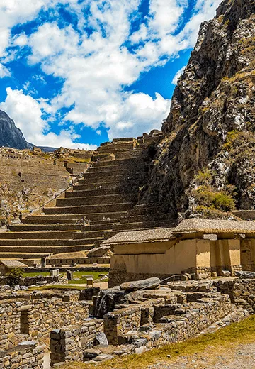 Ruínas incas de Ollantaytambo com terraços de pedra e construções históricas no Vale Sagrado dos Incas, no Peru