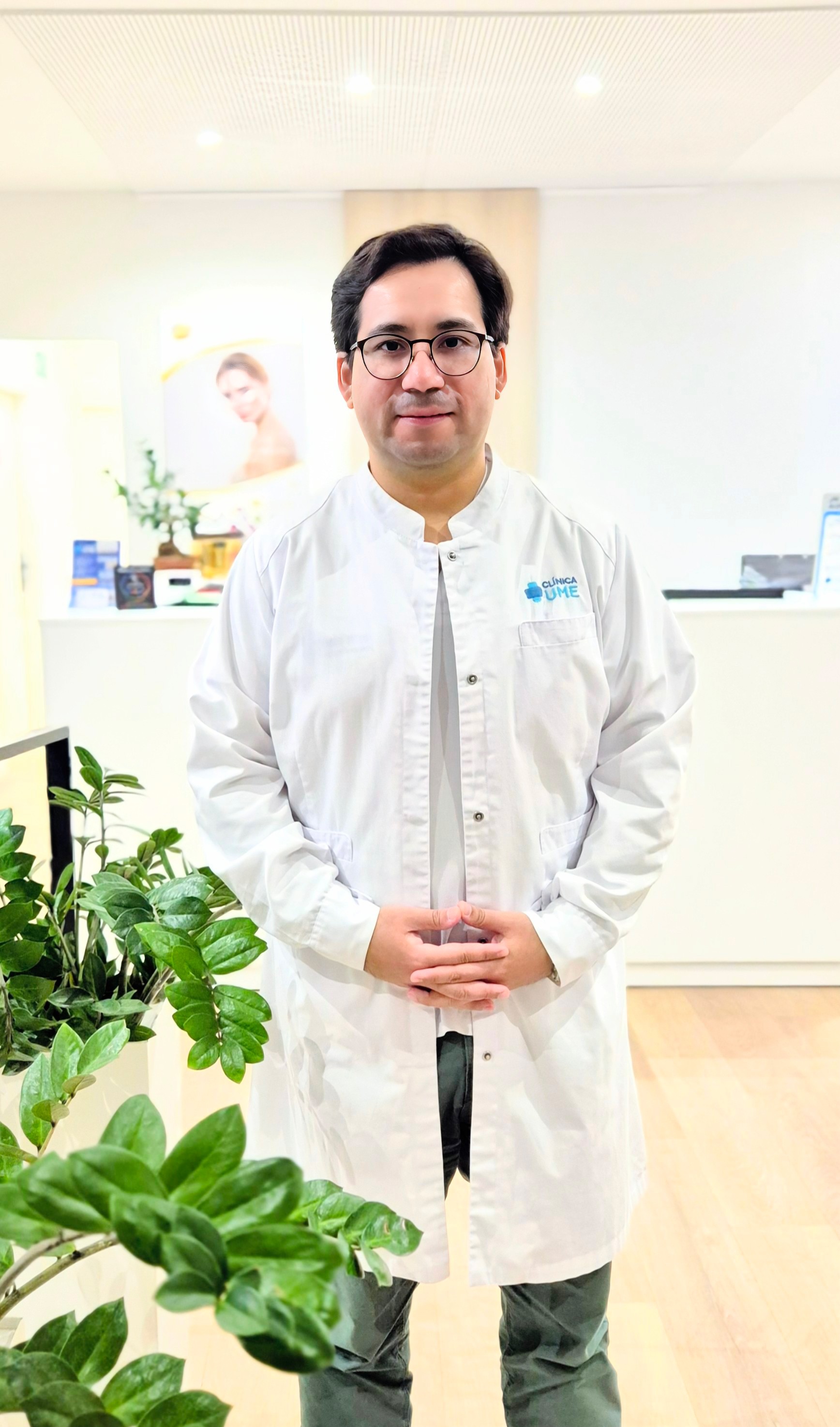 Médico endocrinólogo peruano Alejandro Mendoza, ejerciendo profesionalmente en Alicante, España.