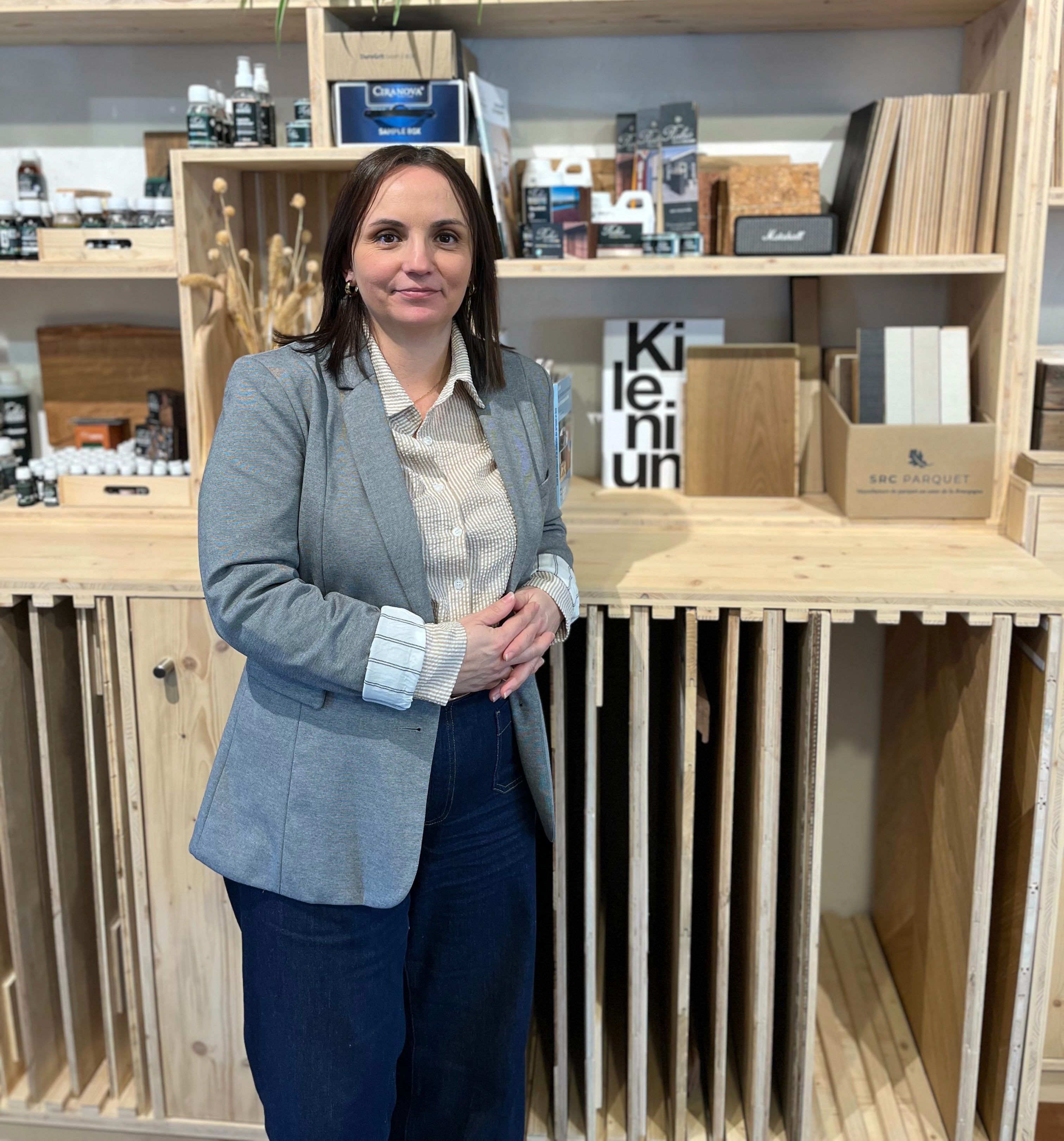 Designer d’intérieur accompagnant ses clients dans le choix des matériaux et finitions