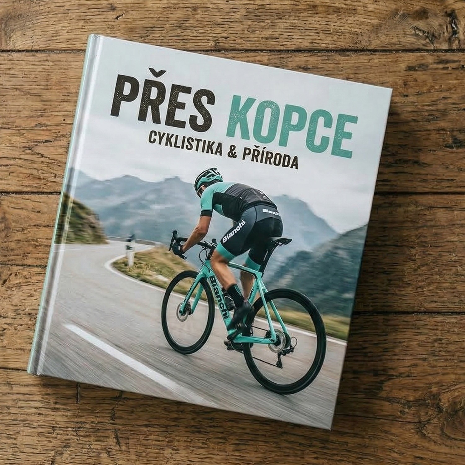 Kniha na stole s cestou na obálce