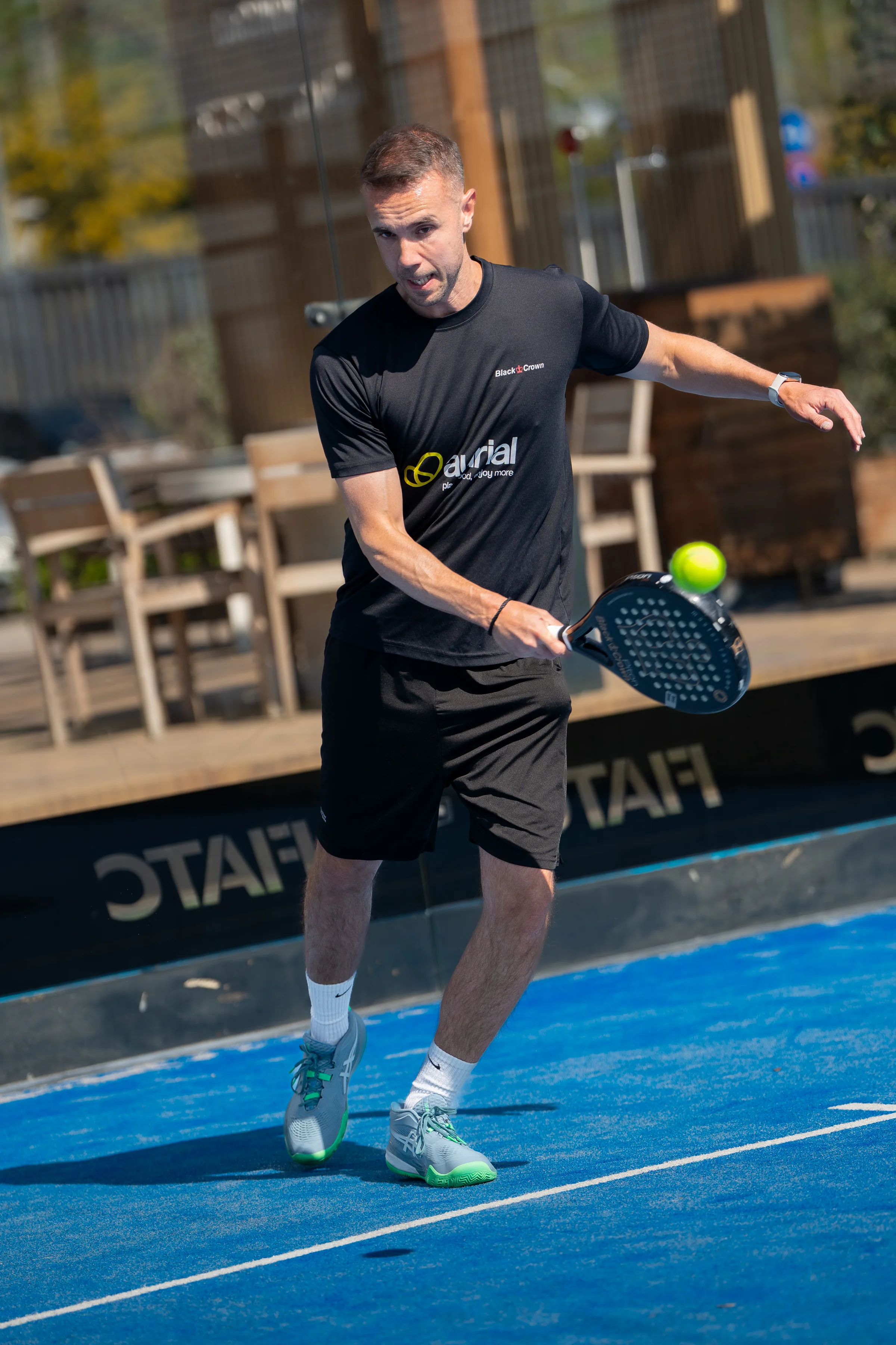 Volea en la red en partido de pádel en Aurial Padel Cornellà marzo 2026, fotografía de Nolan Pardo