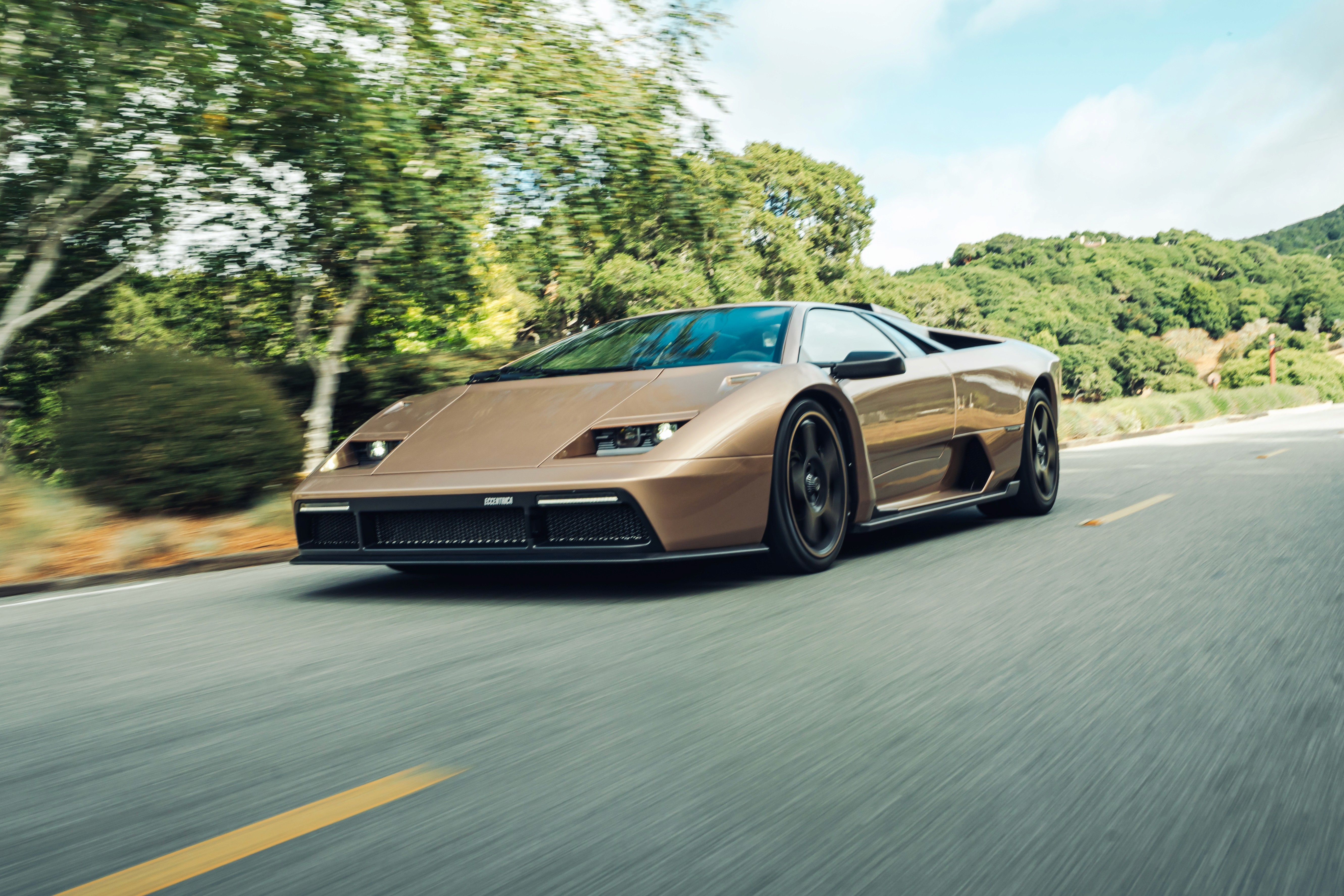 Eccentrica Restomod rollingshot su strada