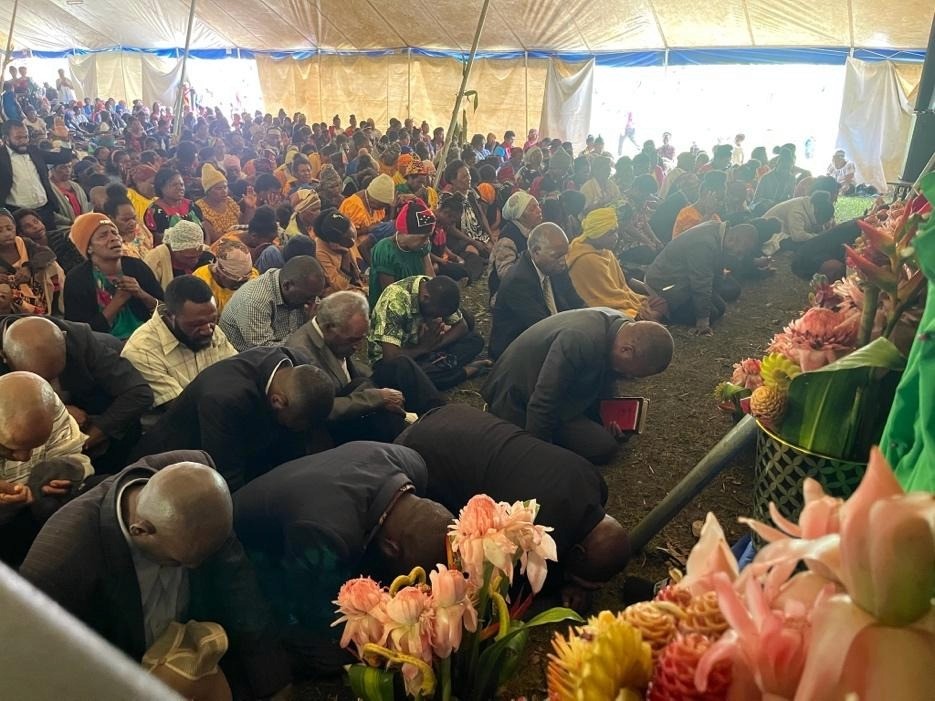 A group of people kneeling in a tent

AI-generated content may be incorrect.