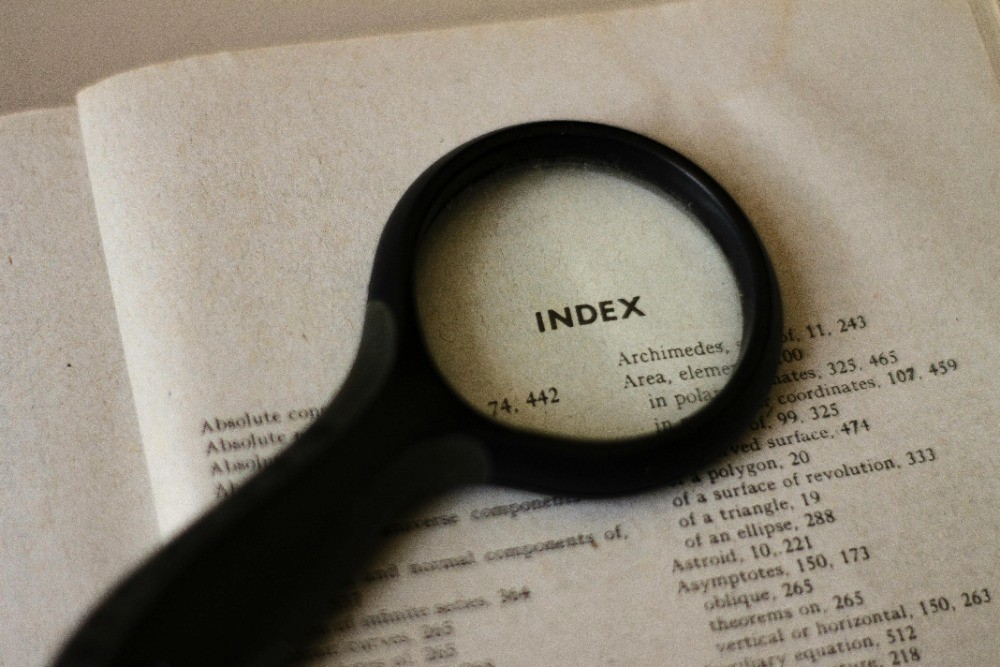 Lupa ampliando la palabra ‘index’ impresa en un libro