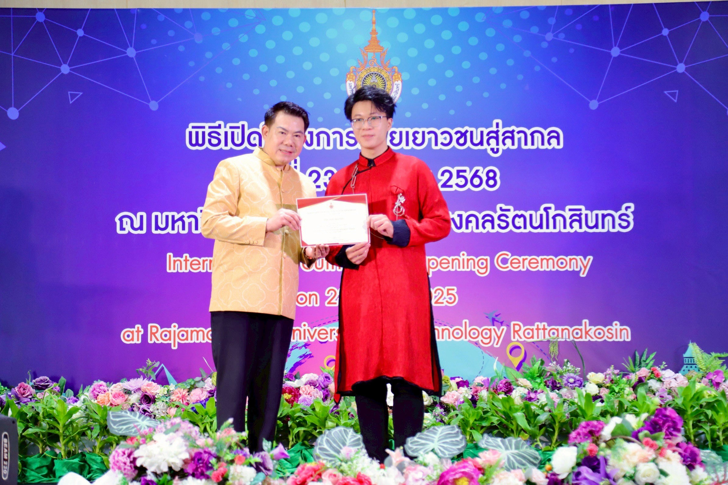 sinh-vien-van-lang-tham-gia-international-youth-camp-2025-tai-thai-lan-hoi-nhap-truyen-cam-hung-va-lan-toa-gia-tri-viet-b.jpg
