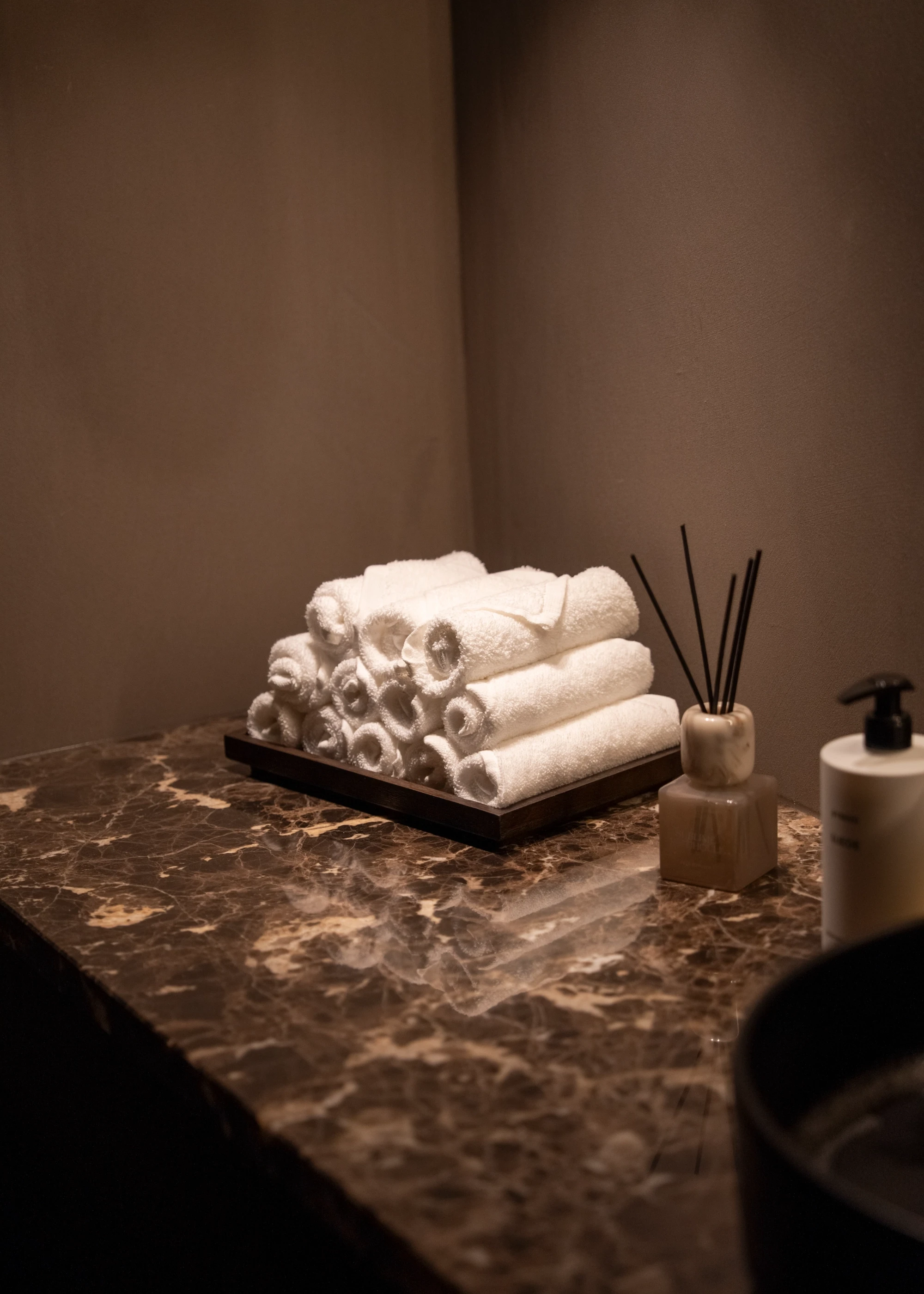 Handdukar i tandklinikens badrum