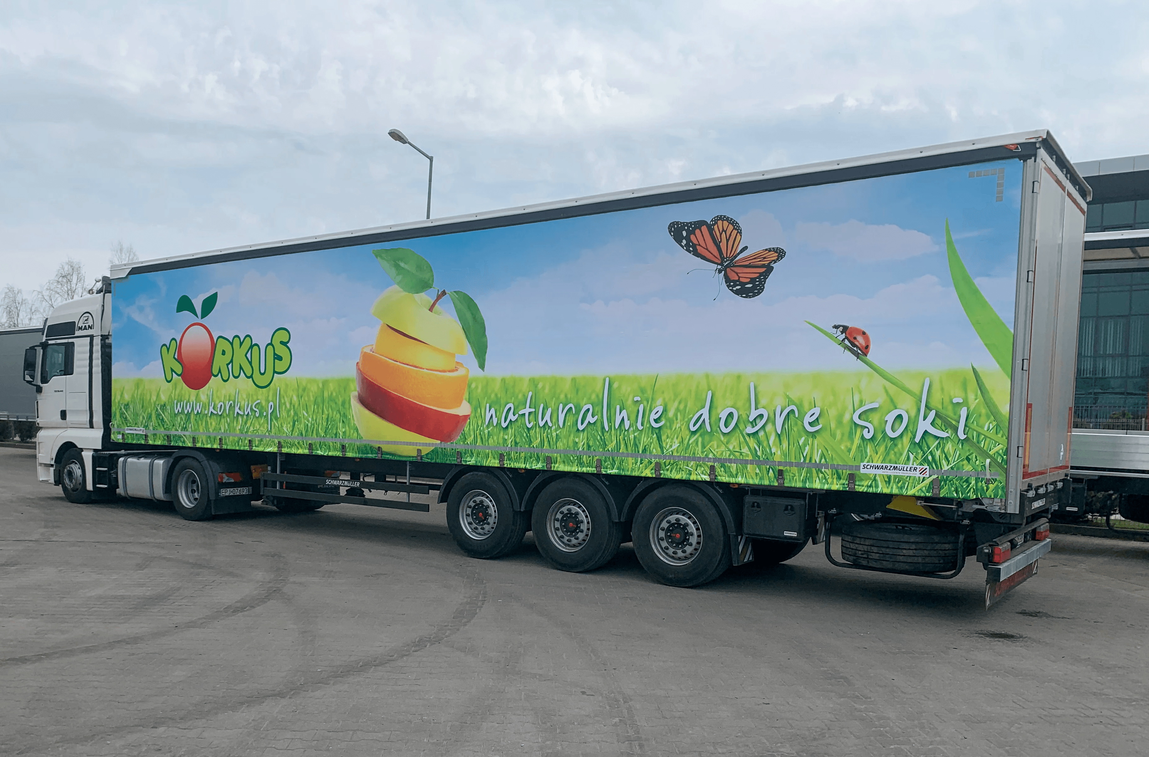 Druk UV plandeki wielkoformatowej na naczepie ciężarowej – Kraków Balice