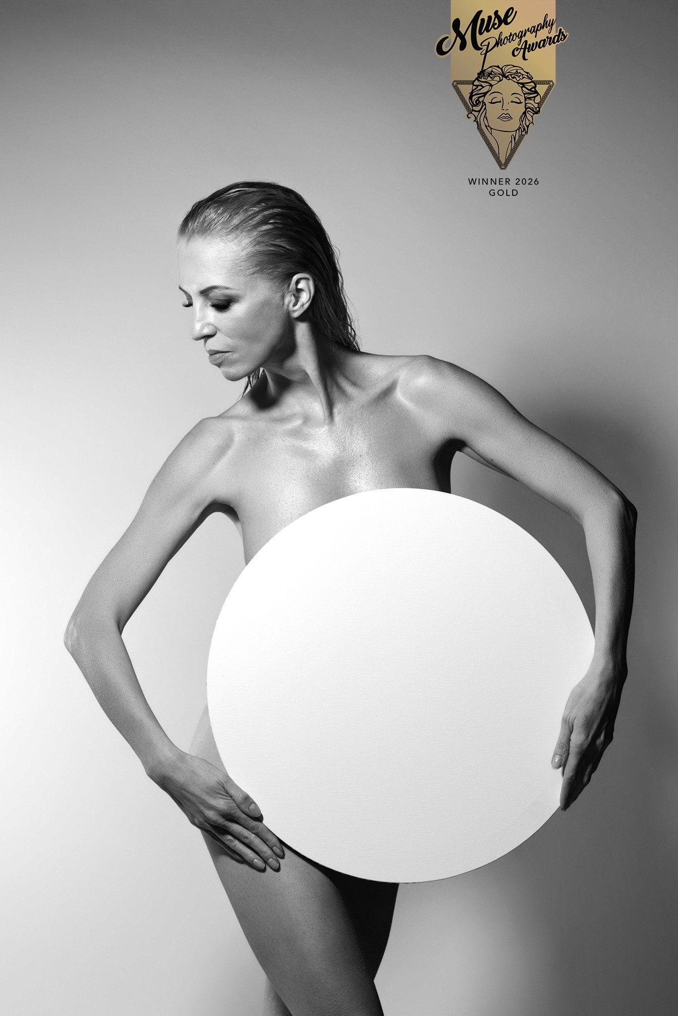 Agnieszka Czyzkowska fine art photography Warsaw woman with the circle black and white