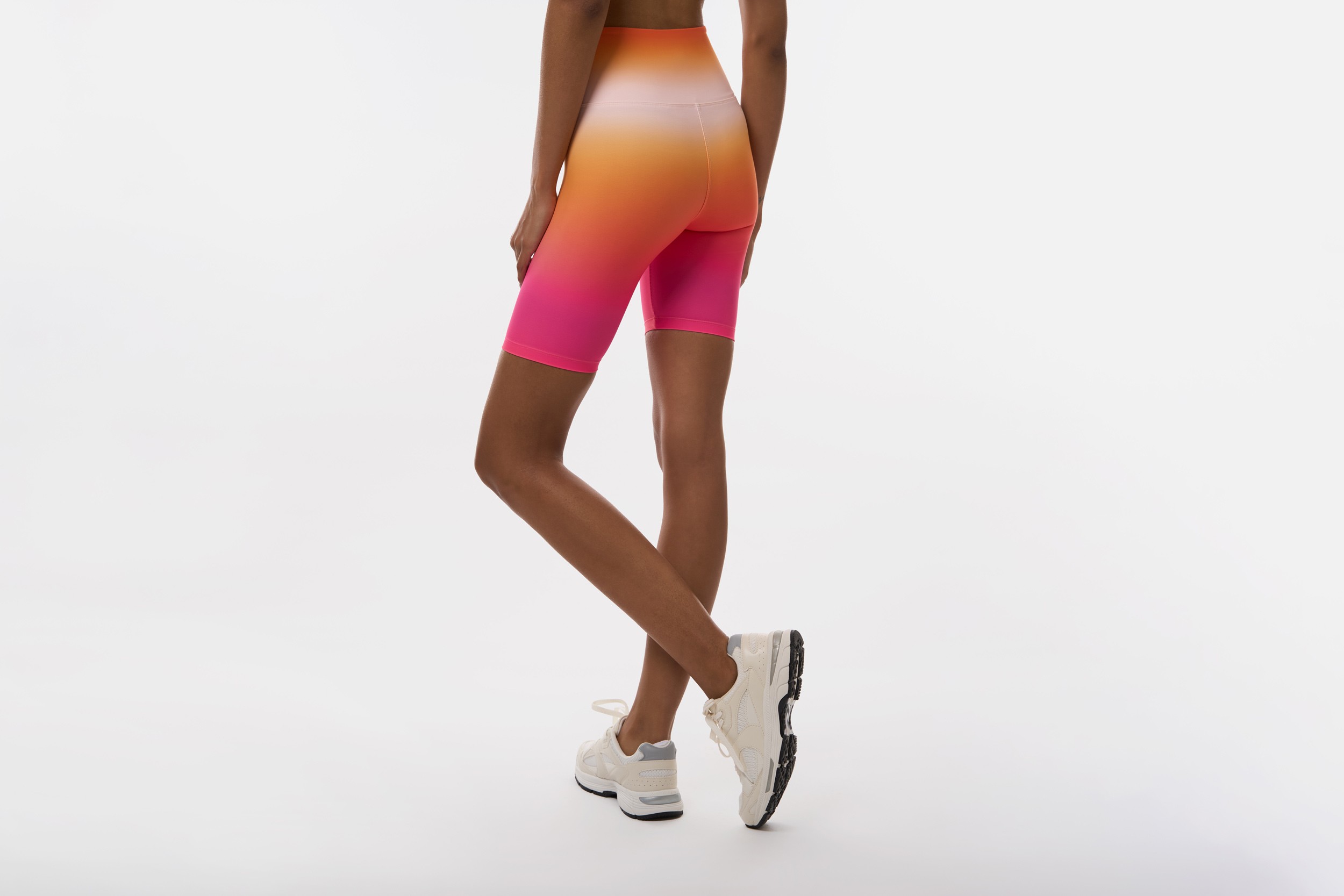 Sporta apģērbu produktu fotogrāfija ar modeli studijā, šortu piegriezuma un krāsu dizaina reklāmas attēls e-komercijai