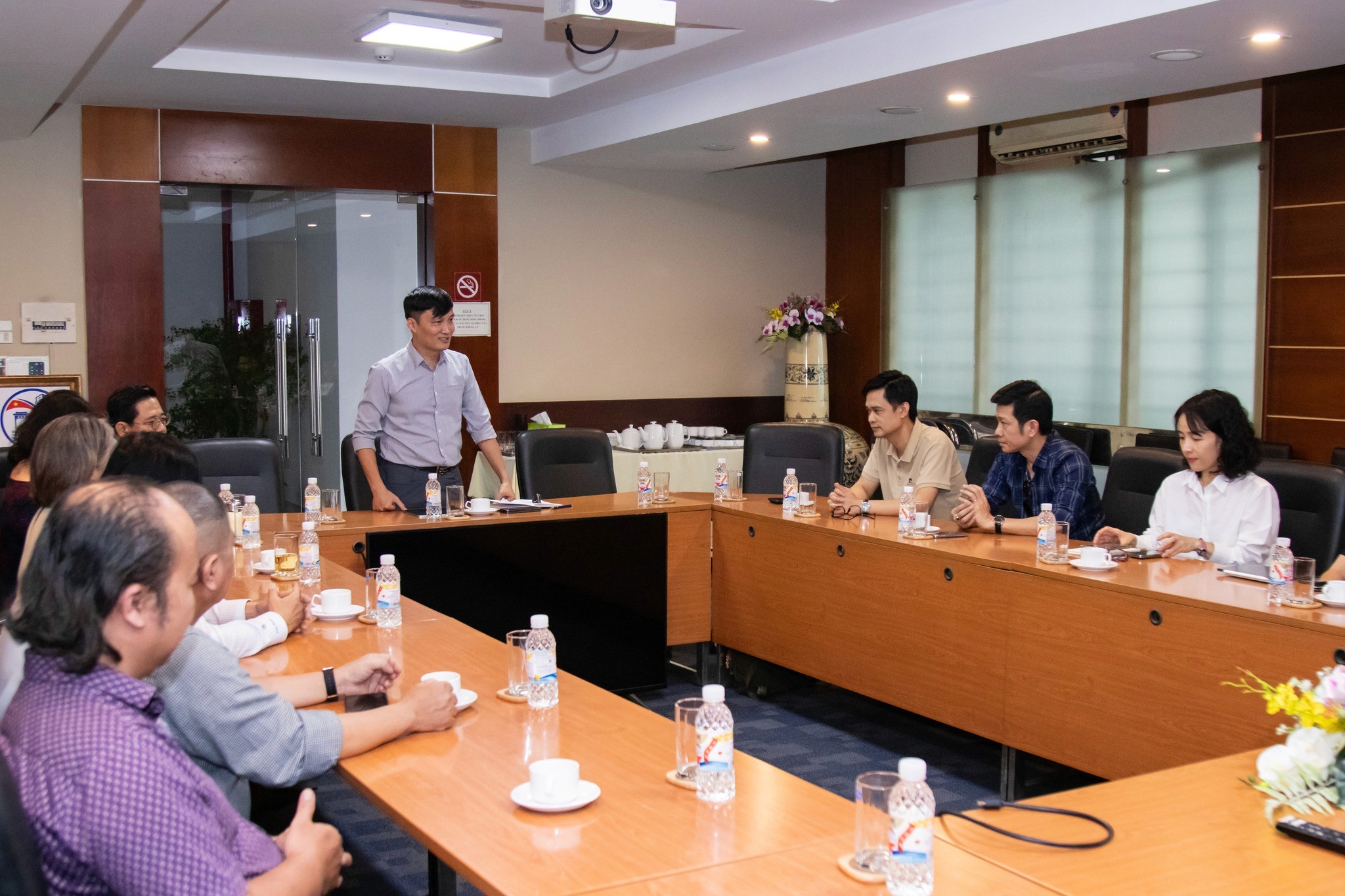 Có thể là hình ảnh về một hoặc nhiều người