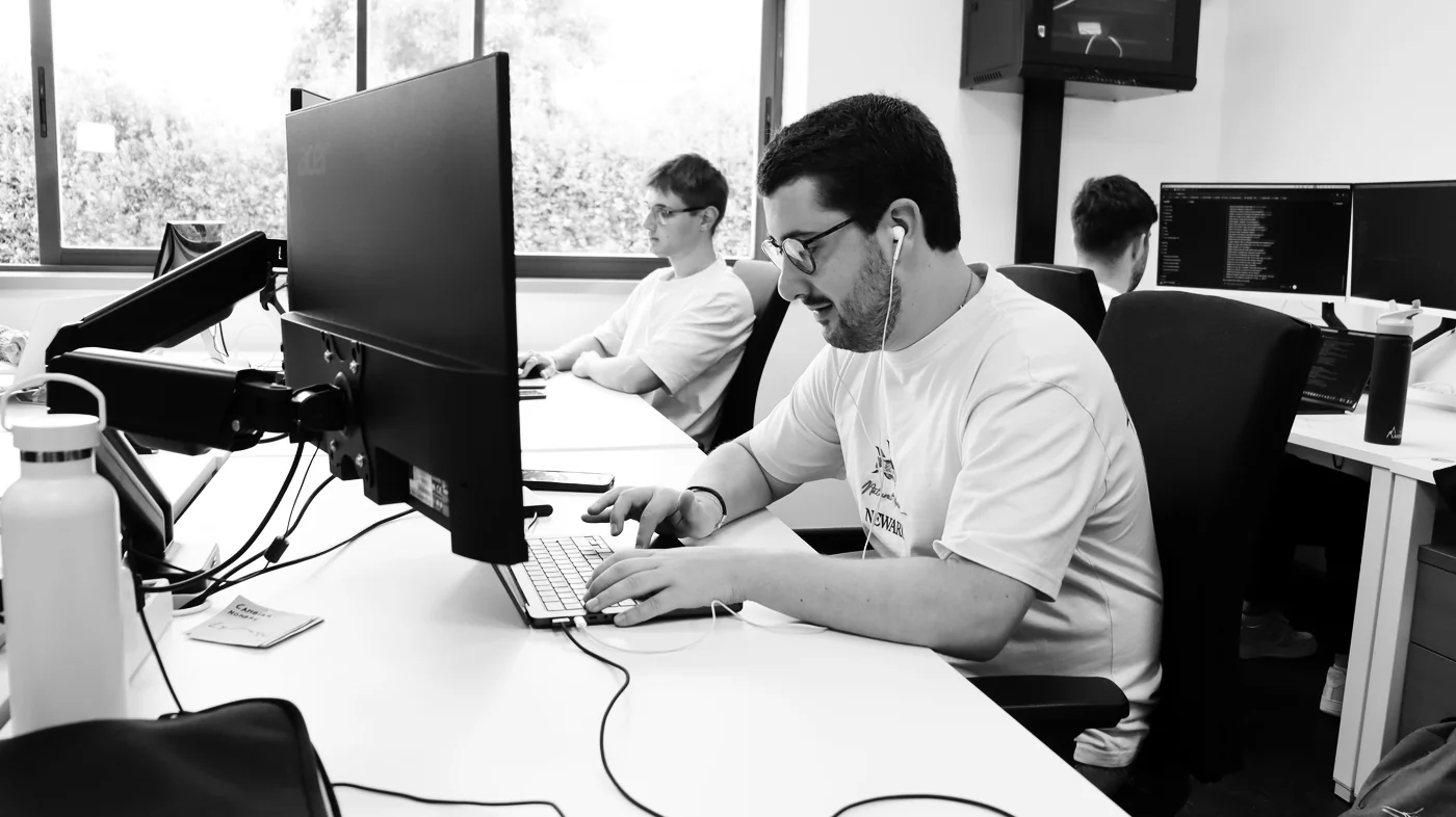 Parte del equipo de tenderyou programando en la oficina