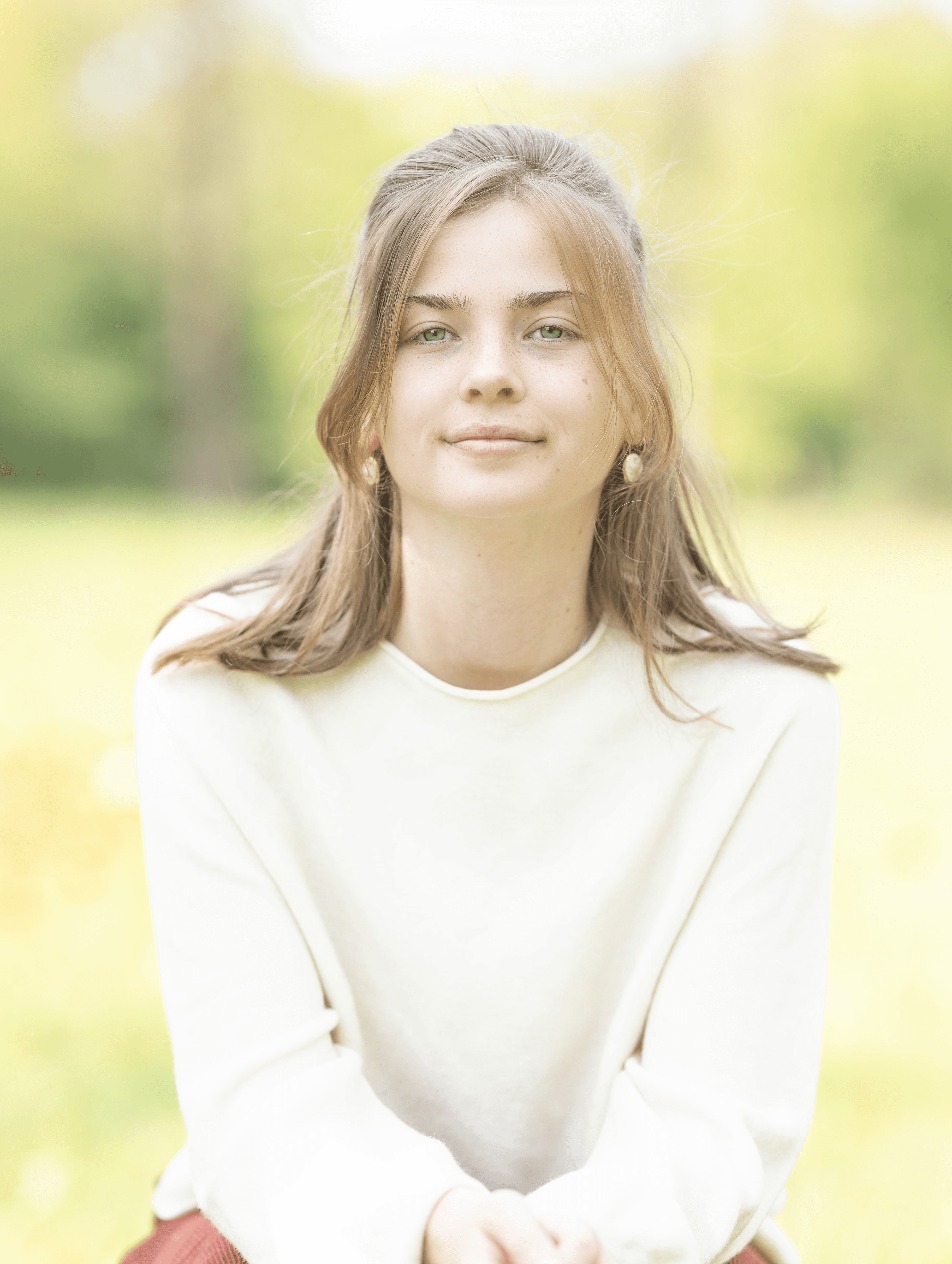 Iris, oprichter van Veliki Val, zit en kijkt de camera aan