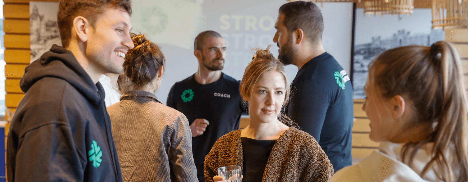 Junge Menschen stehen zusammen und unterhalten sich