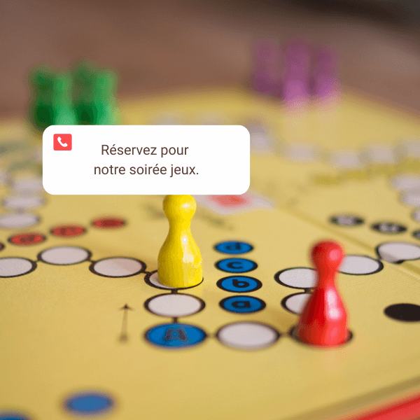 Notification Gling d’un café local annonçant une soirée jeux, avec des boîtes de jeux de société empilées sur une table en bois.