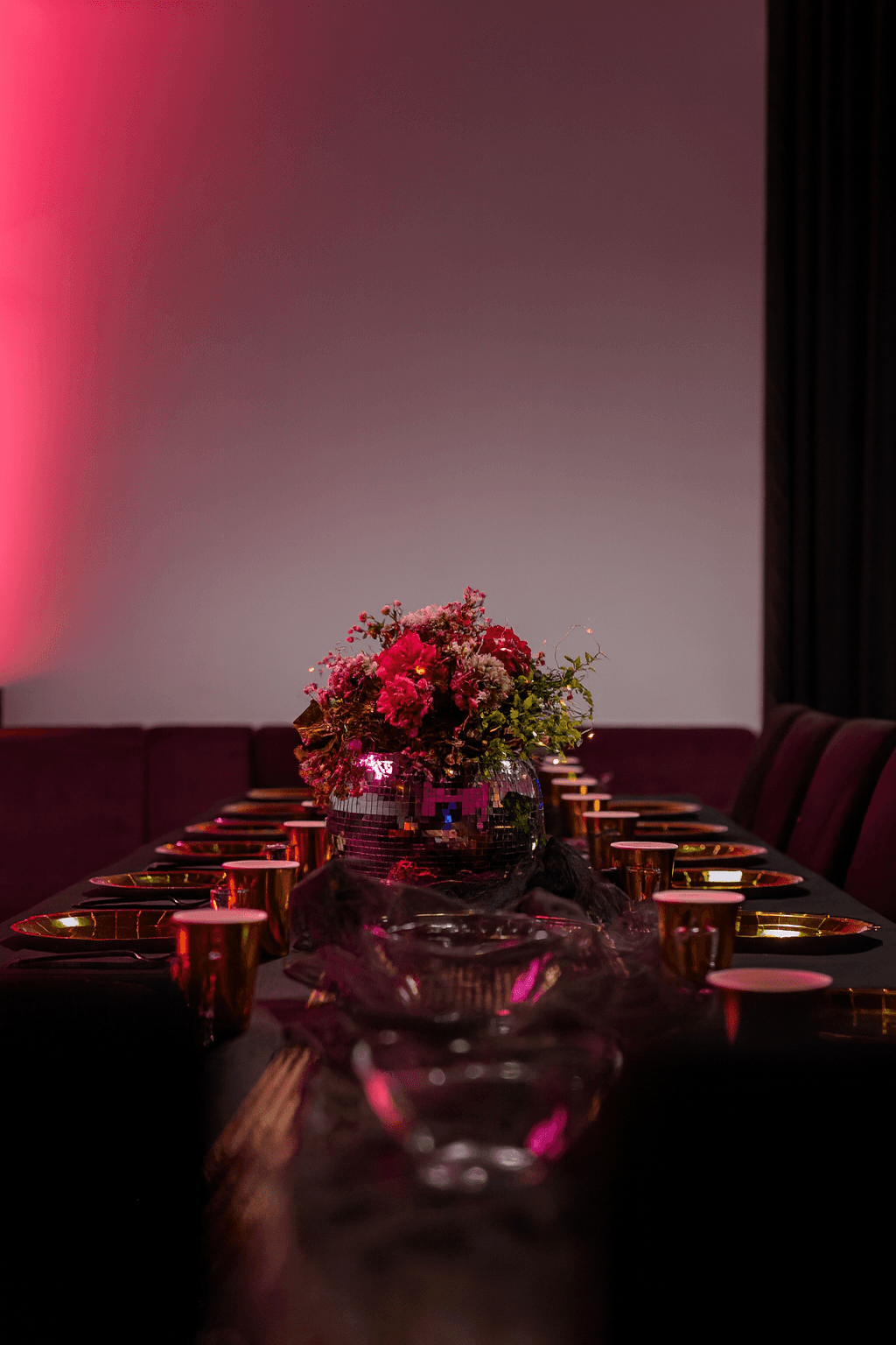 „Stylowa sala na wynajem w Kielcach, idealna na imprezy okolicznościowe takie jak 18-stki, urodziny, jubileusze i firmowe eventy – przestrzeń z nowoczesnym oświetleniem LED, strefą chilloutu, fotostrefą i miejscem do tańca, zapewniająca niezapomnianą atmosferę i komfort dla gości