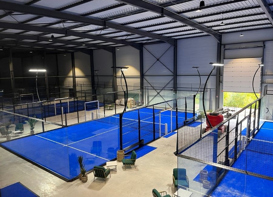 Intérieur d’un bâtiment en cours d’aménagement avec cloisons bleues temporaires.