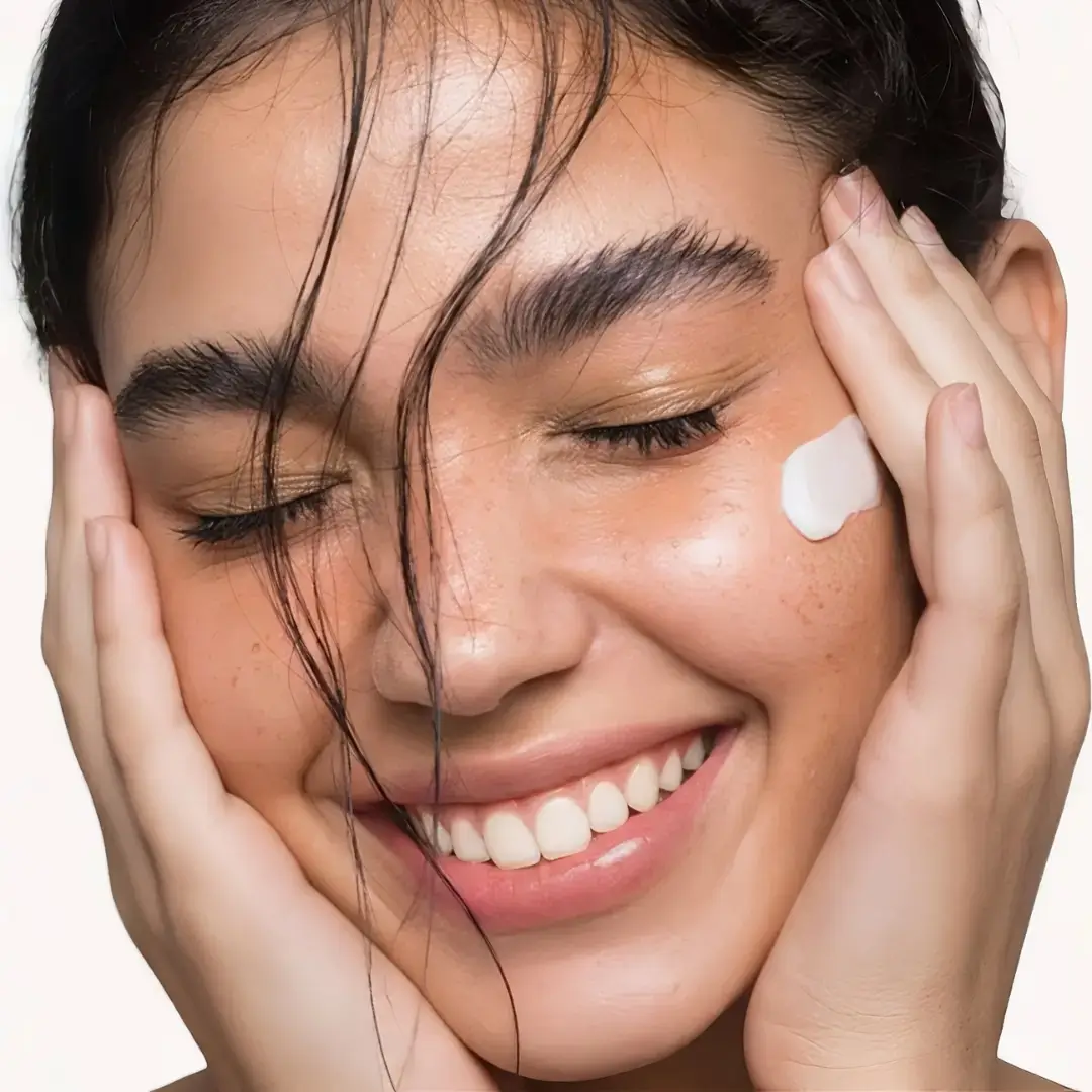 Mulher aplicando skincare no rosto em momento de autocuidado