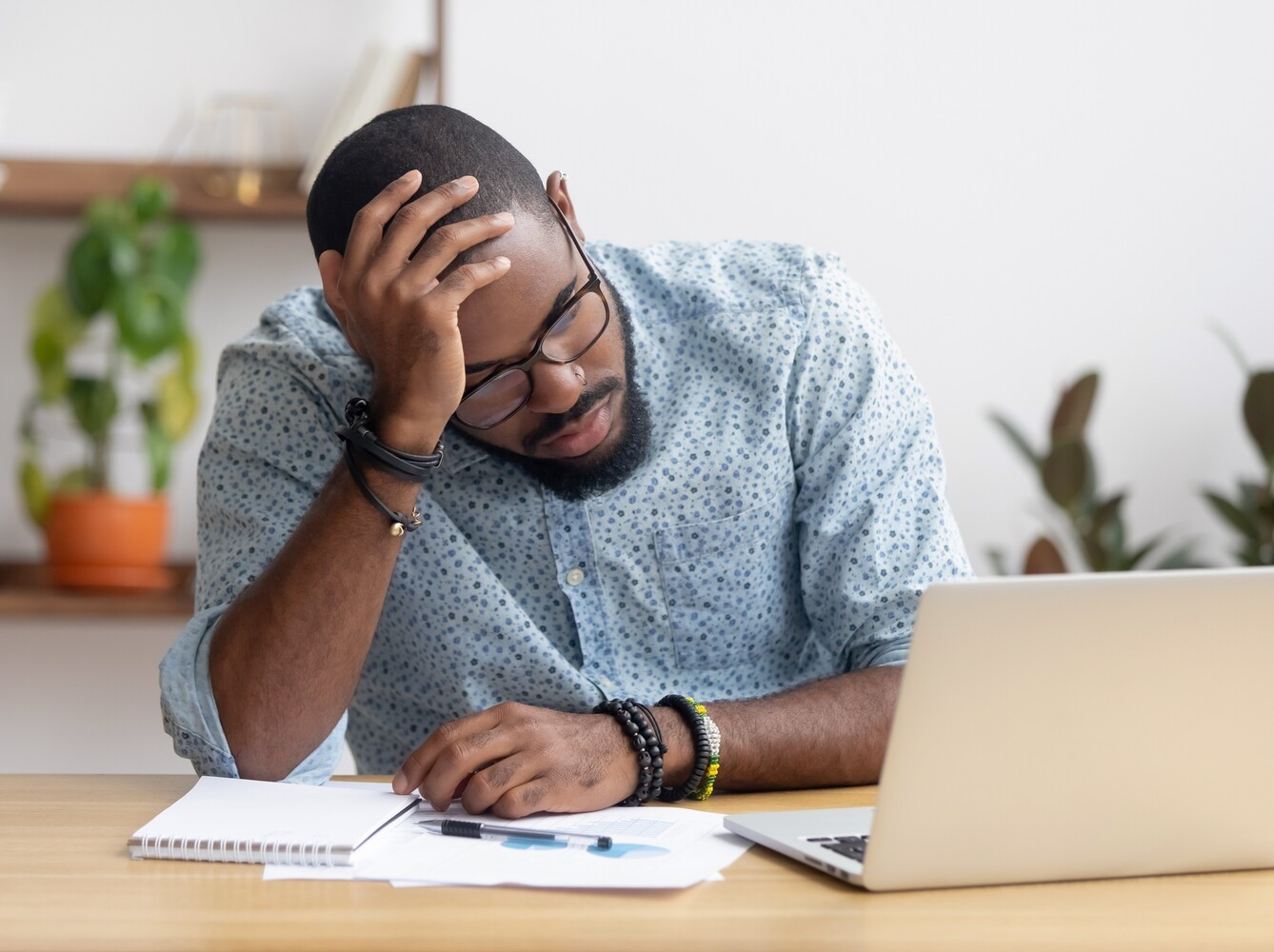 man stressed out by life, which slows his progress when following a fast way to lose weight without exercise