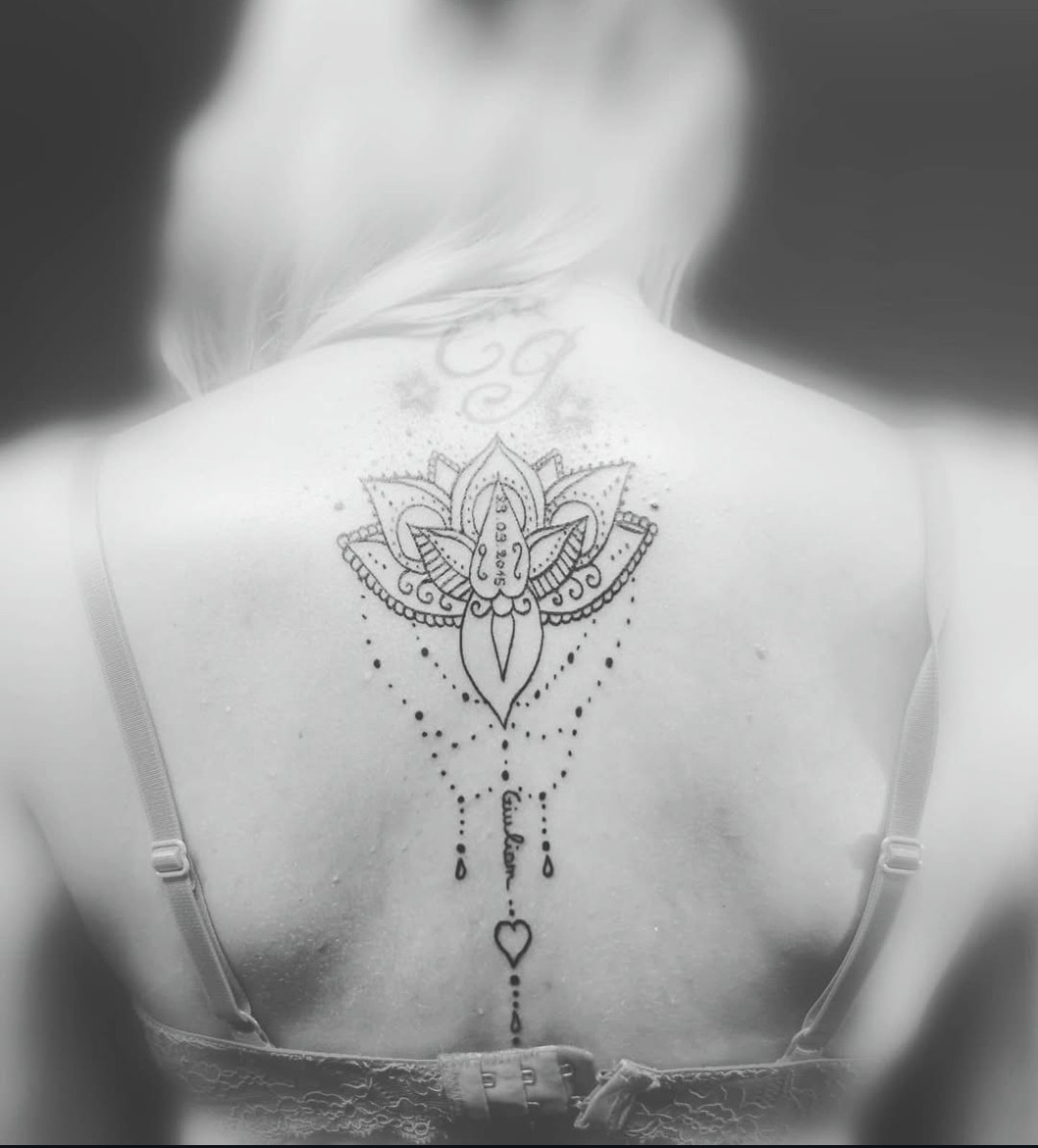 photo noir et blanc tatouage dos femme noir