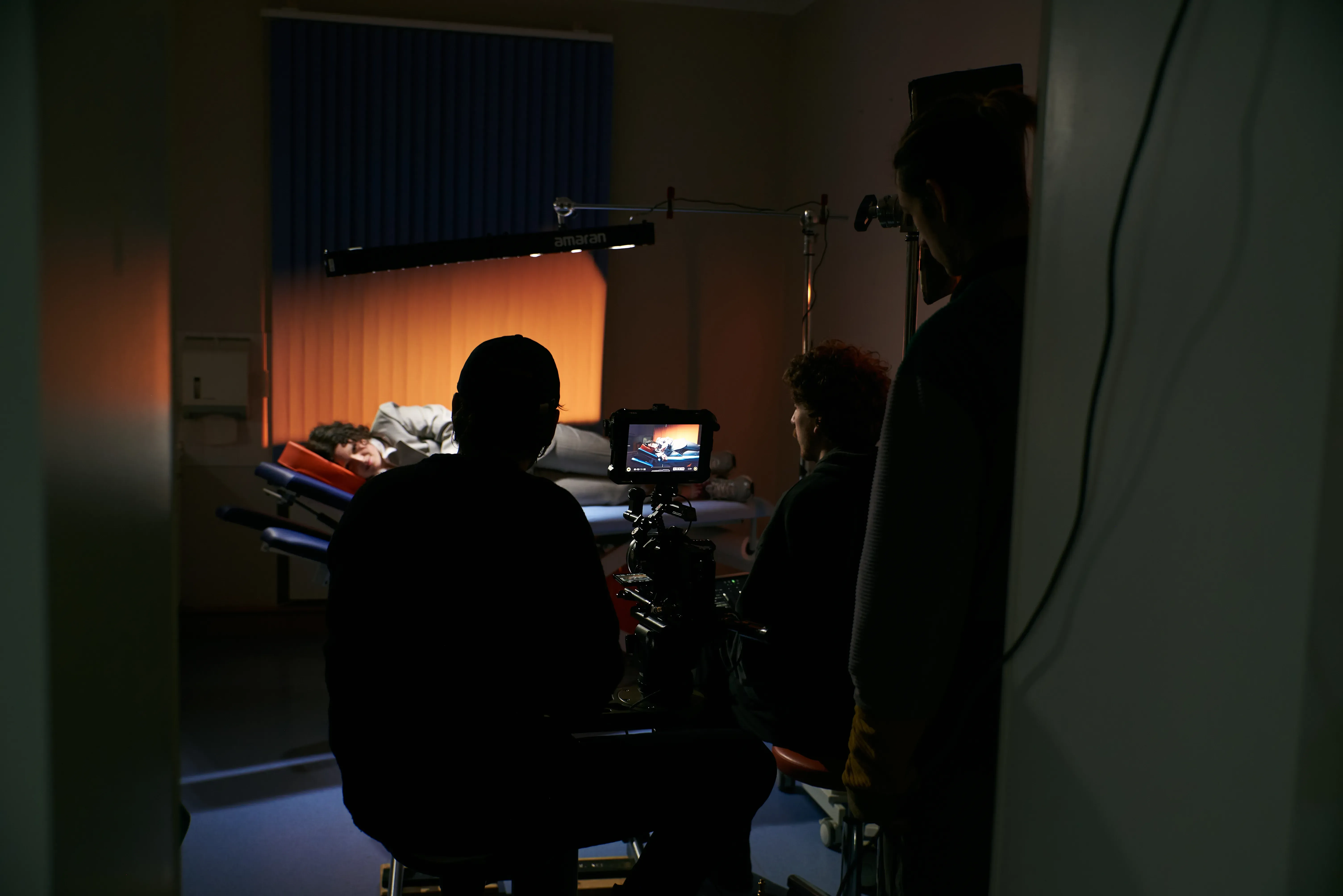 Filmset mit Kamera und Schauspielerin und warmen Licht