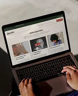 Ordinateur avec une page internet esthetique 