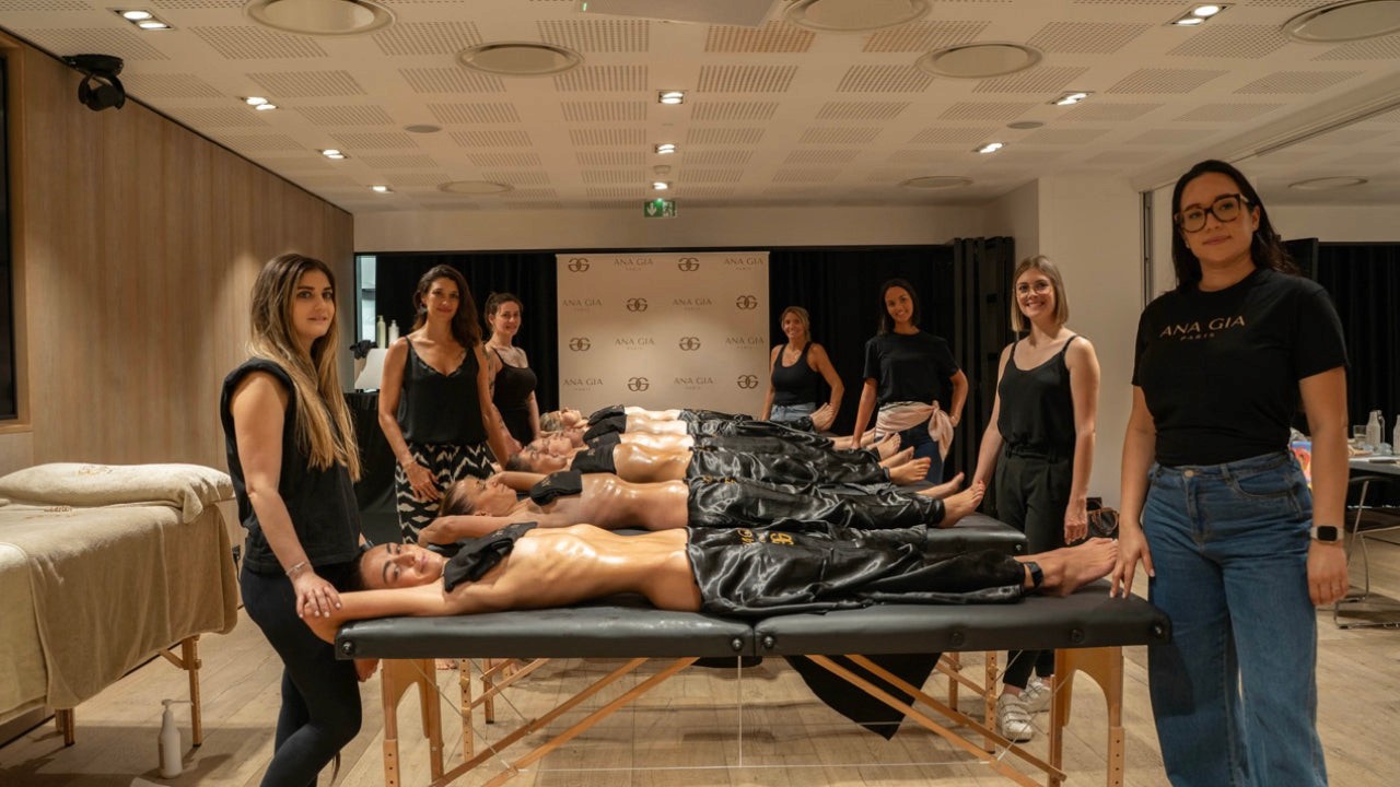 Groupe de femmes en formation Lympho Sculpt, certaines allongées sur des tables, d'autres debout, attentives.