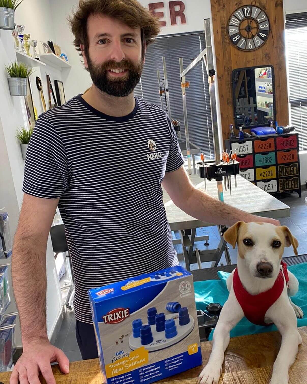 Adrián Fernandez junto a un perro en la peluquería canina