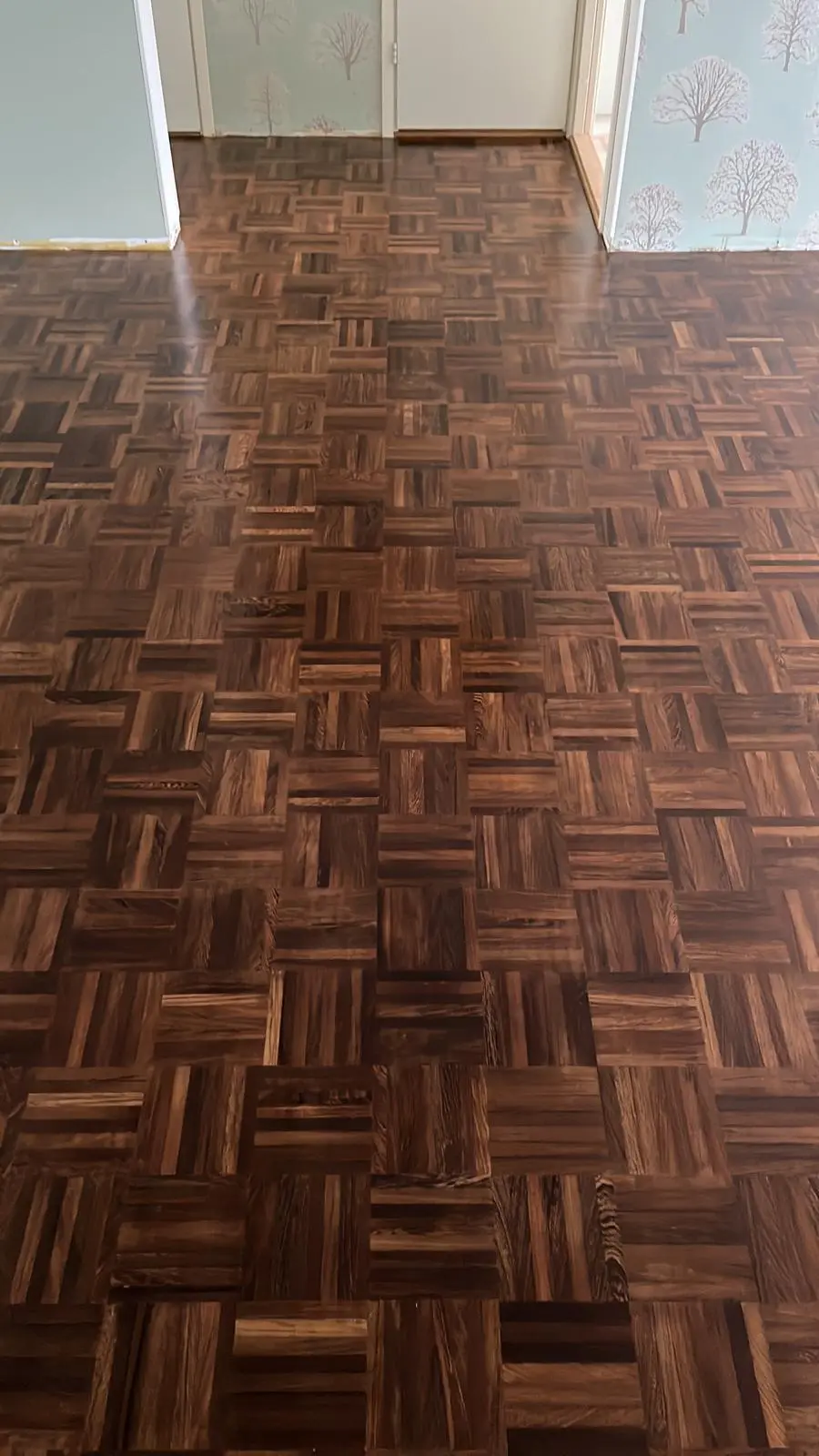 Kuva valmiiksi lakatusta mosaiikkiparketista