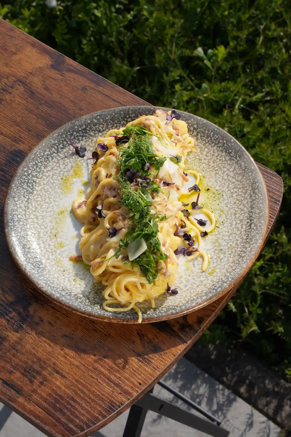 Pasta auf einem Teller mit Rucola
