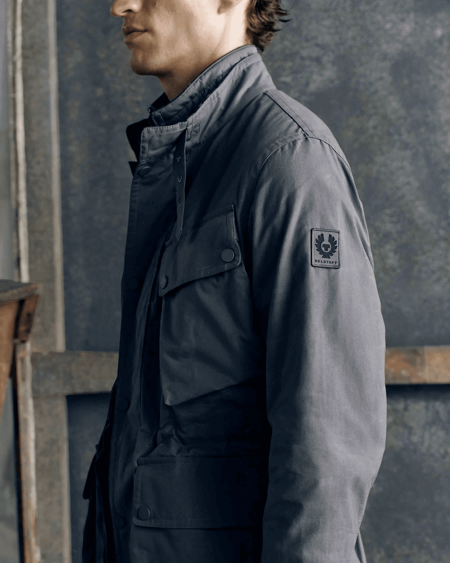Vue rapprochée d'une veste en coton gris de la marque Belstaff