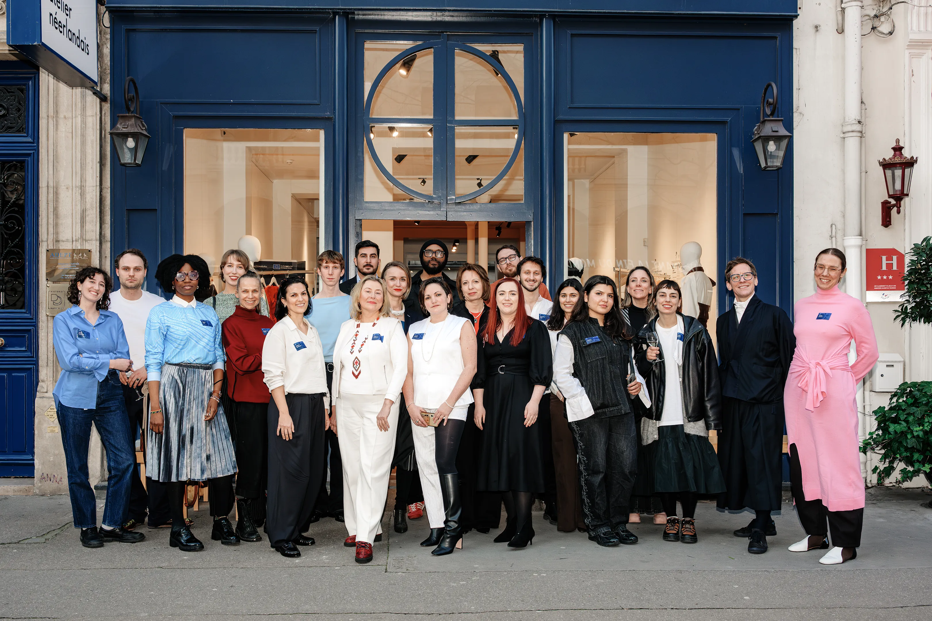 Photo de groupe des participants devant l’Atelier Néerlandais lors de l’événement EIT Culture & Creativity