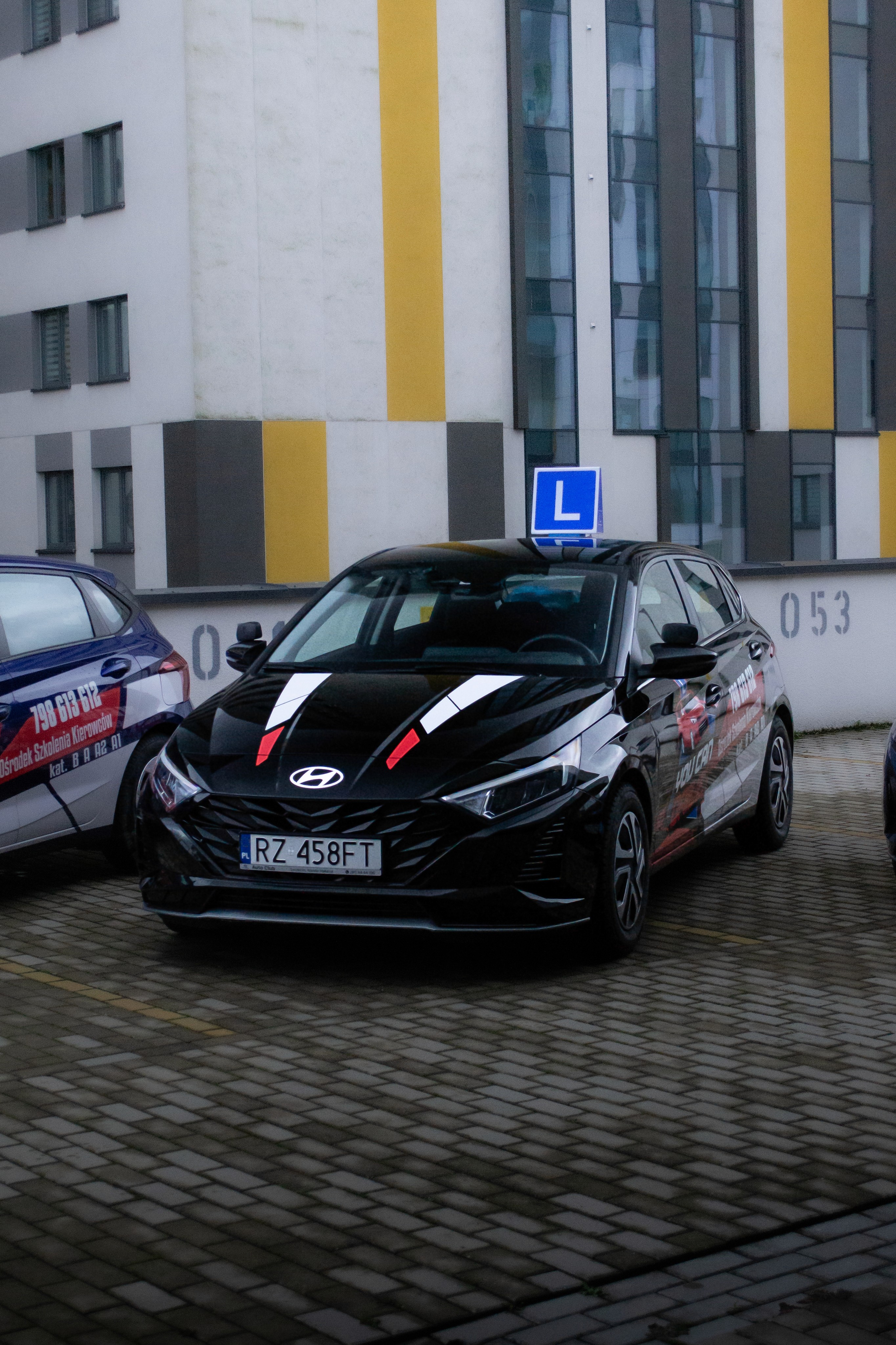 Samochód w szkole nauki jazdy OSK You Can Drive w Rzeszowie na placu manewrowym WORD.