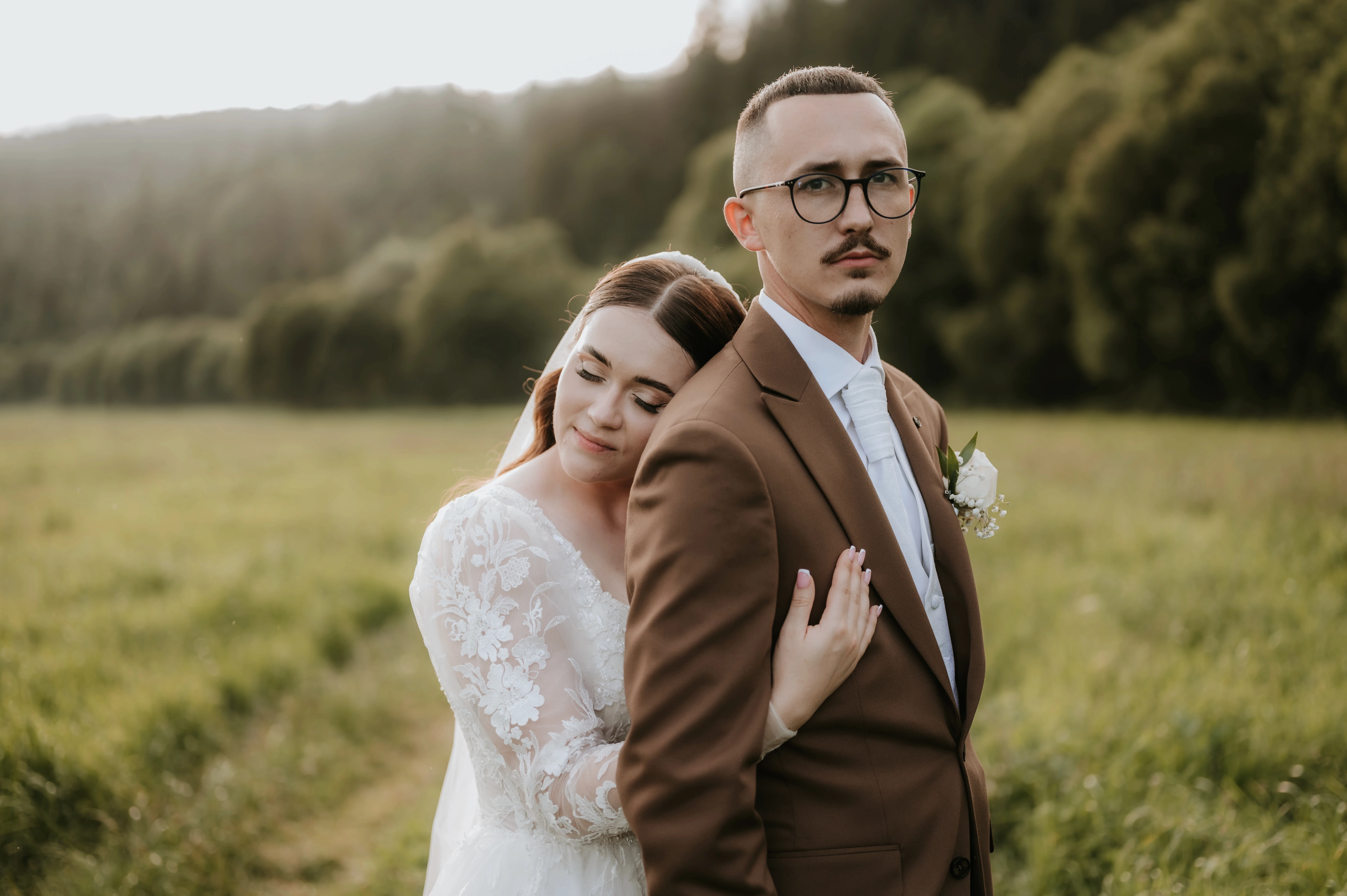 Portrét nevesty a ženícha v prírode, zachytený pri svadobnej fotografii na Orave. Svadobná fotografka Eva Paldio.