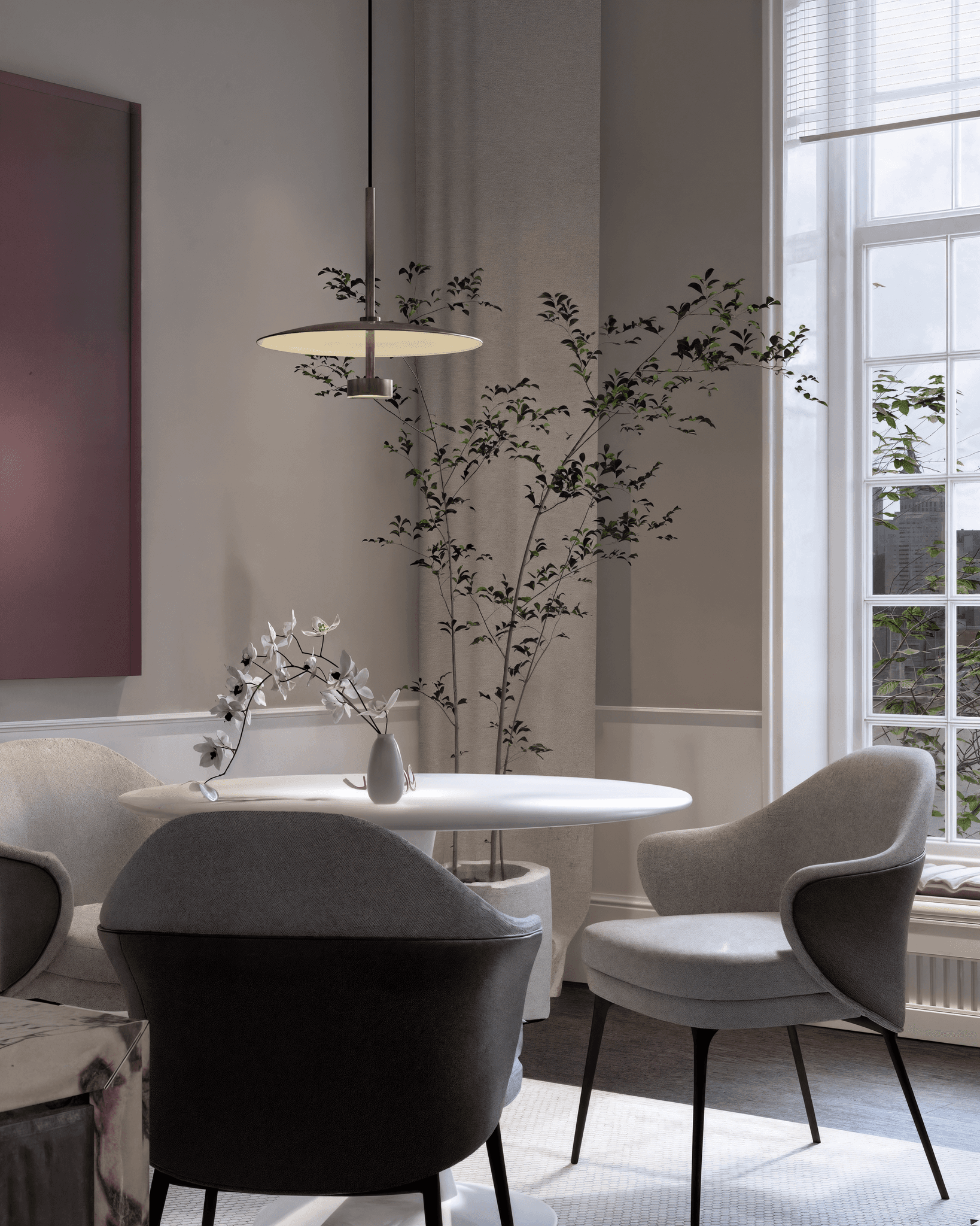 Slaapkamer met zichtbaar balkenplafond, zacht textiel en kunst boven het bed in neutrale tinten.