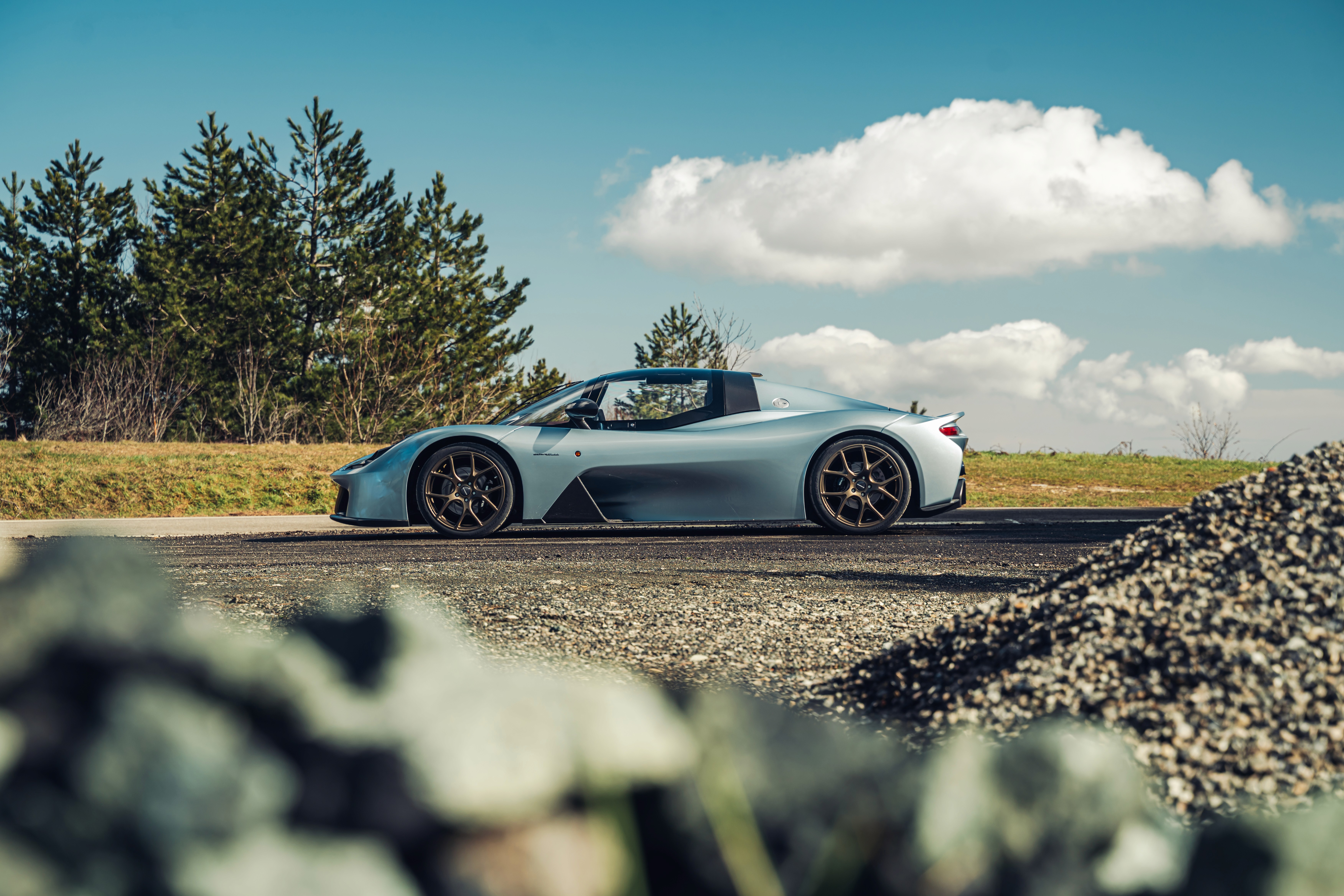 Foto vista laterale di dallara stradale azzurra