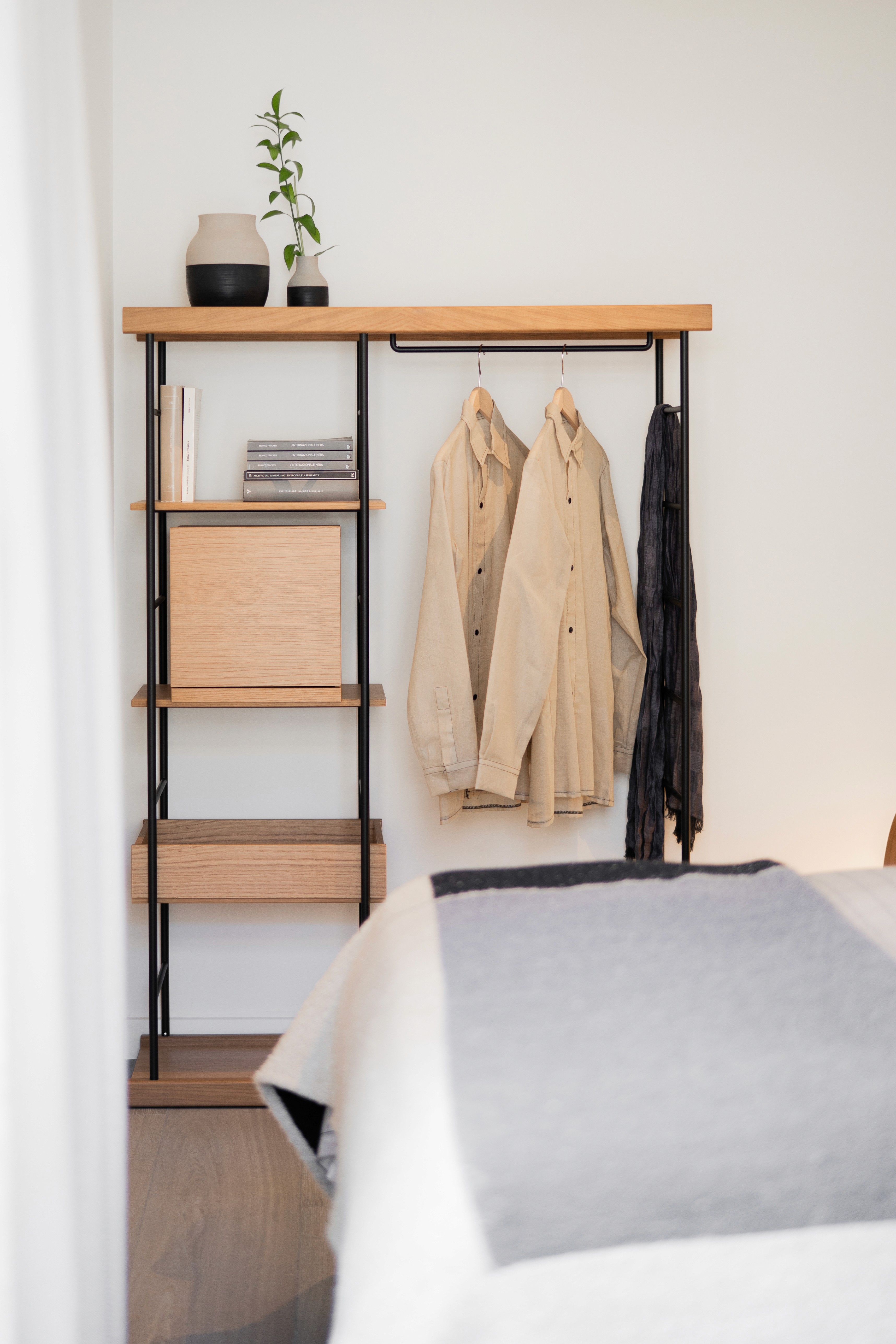 Armario abierto en dormitorio