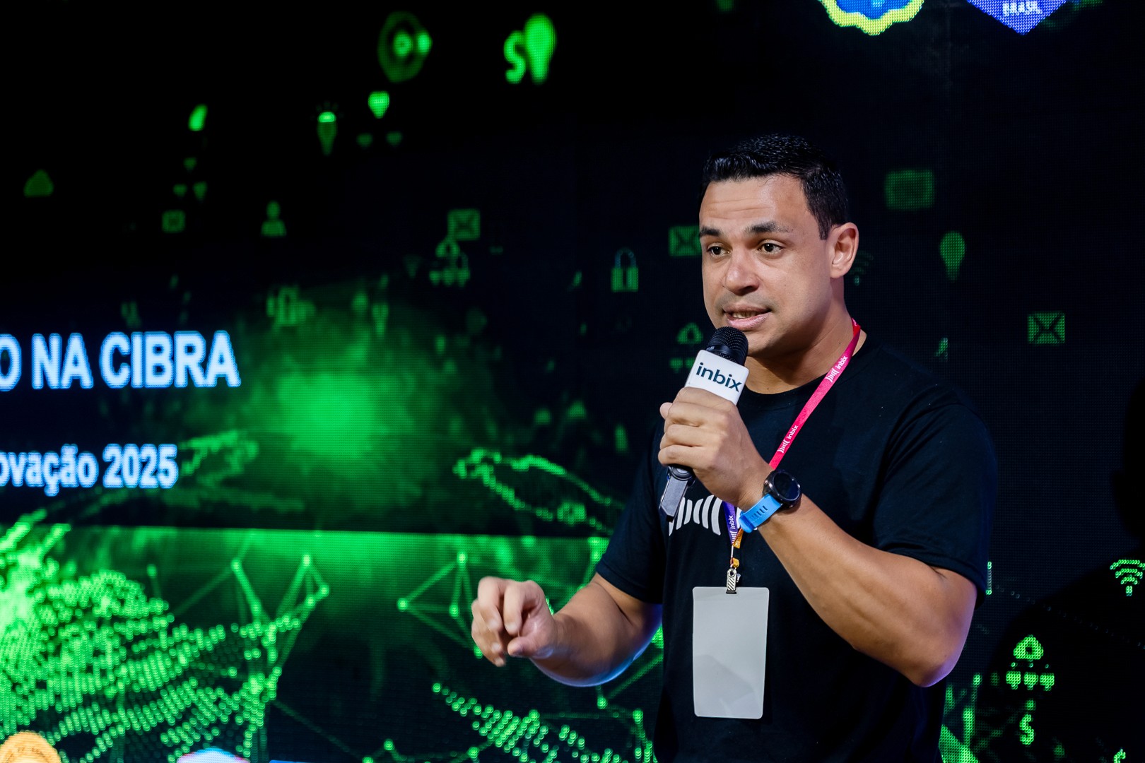 foto-pessoa-com-microfone-em-apresentação